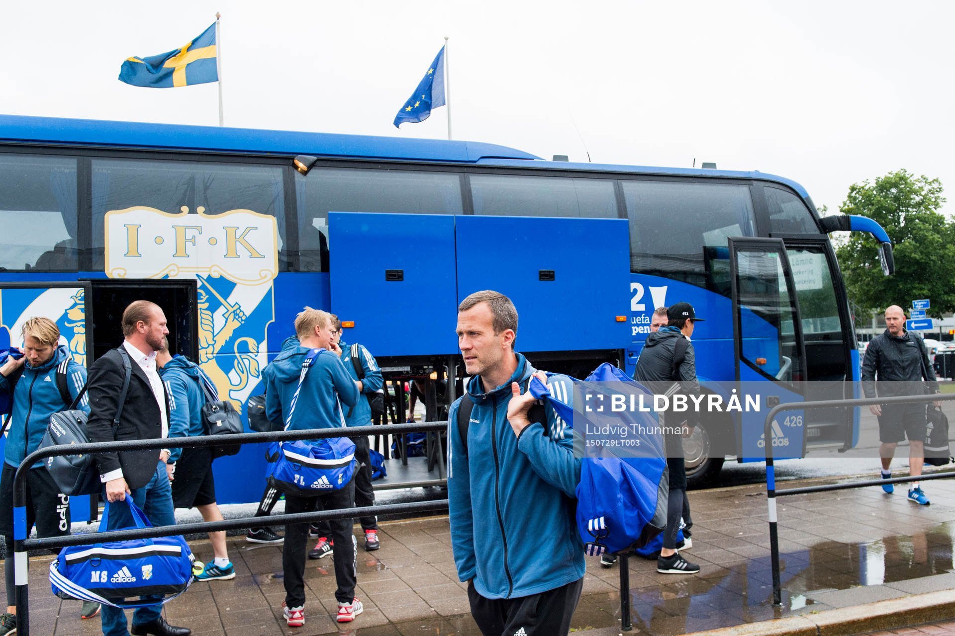 IFK Göteborgs Hjalmar Jonsson går av spelarbussen när