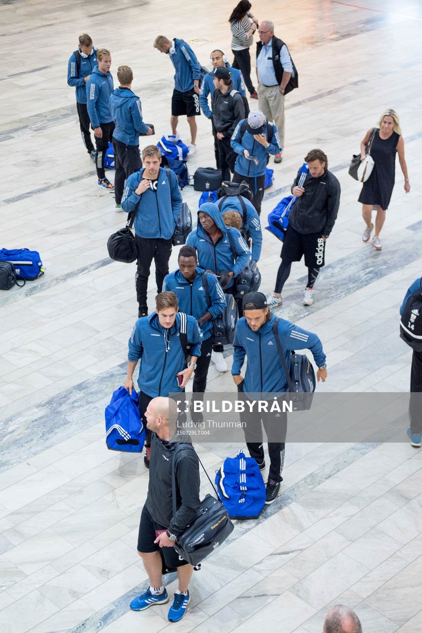 IFK Göteborgs köar för att checka in på flygningen