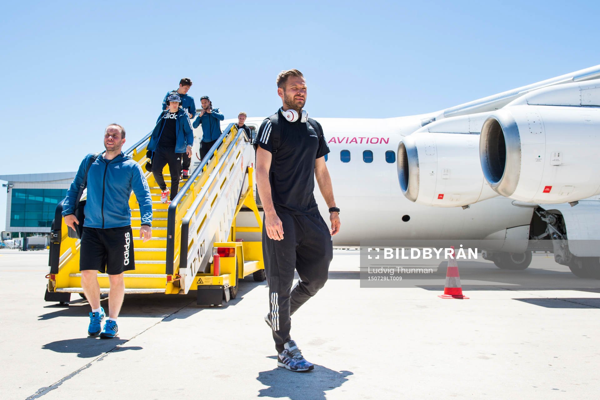 IFK Göteborgs målvakt John Alvbåge stiger av när planet