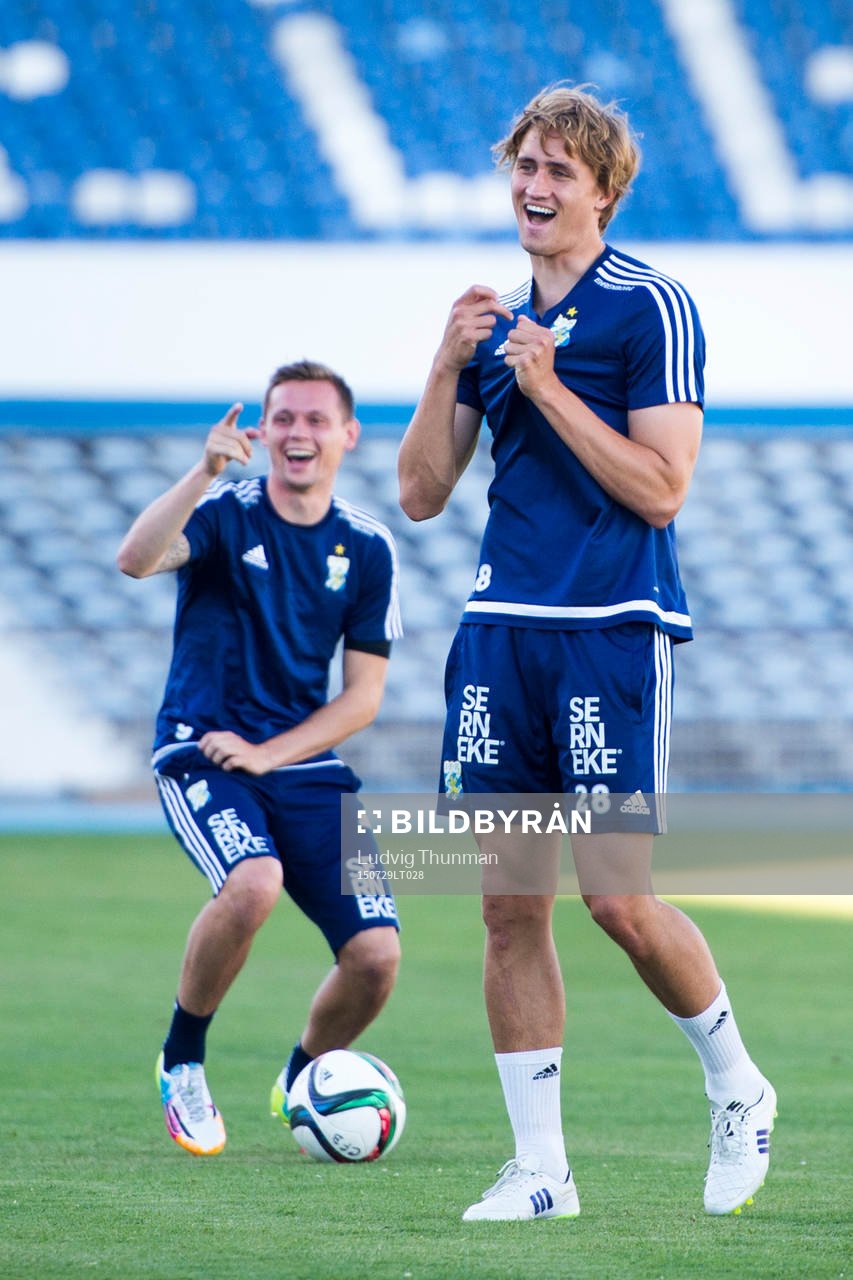 IFK Göteborgs Jakob Ankersen och Thomas Rogne skrattar