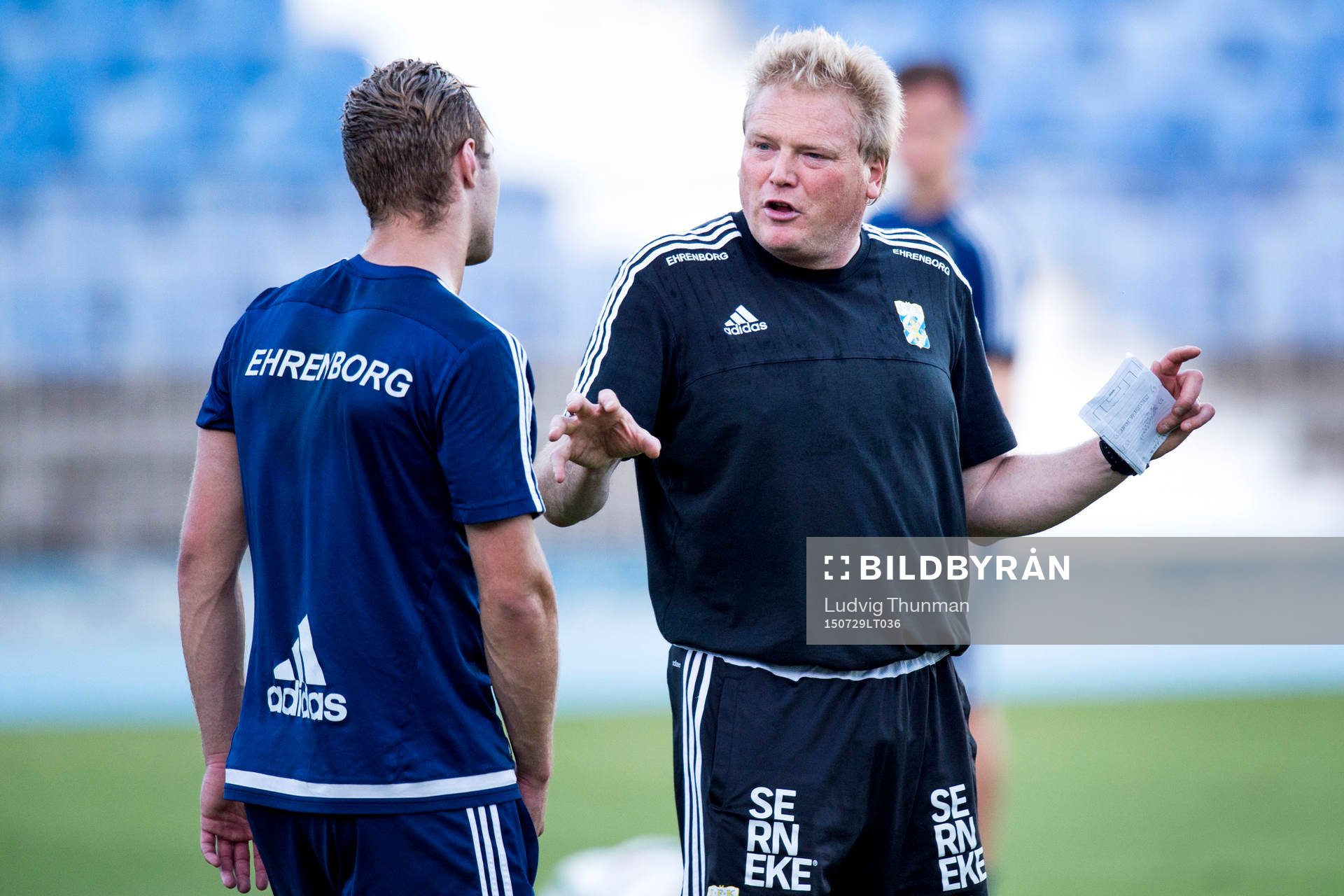 IFK Göteborgs tränare Jörgen Lennartsson instruerar Gustav Engvall under en träning den 29 juli 2015 i Lissabon. 