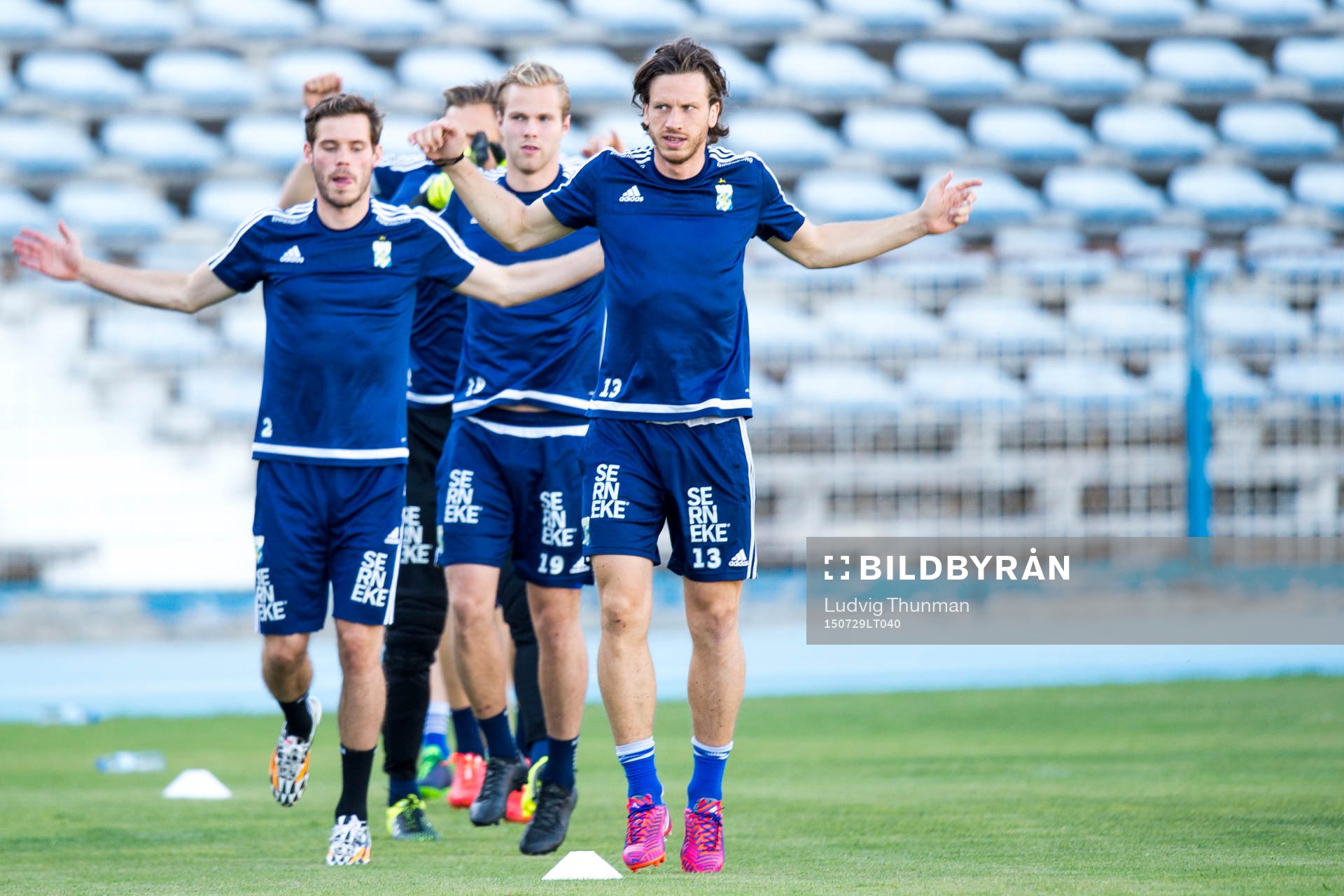 IFK Göteborgs spelare med Gustav Svensson i täten värmer