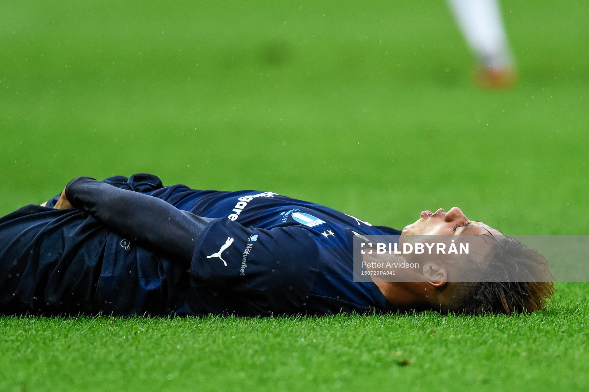 Malmö FFs Tobias Sana liggandes på marken