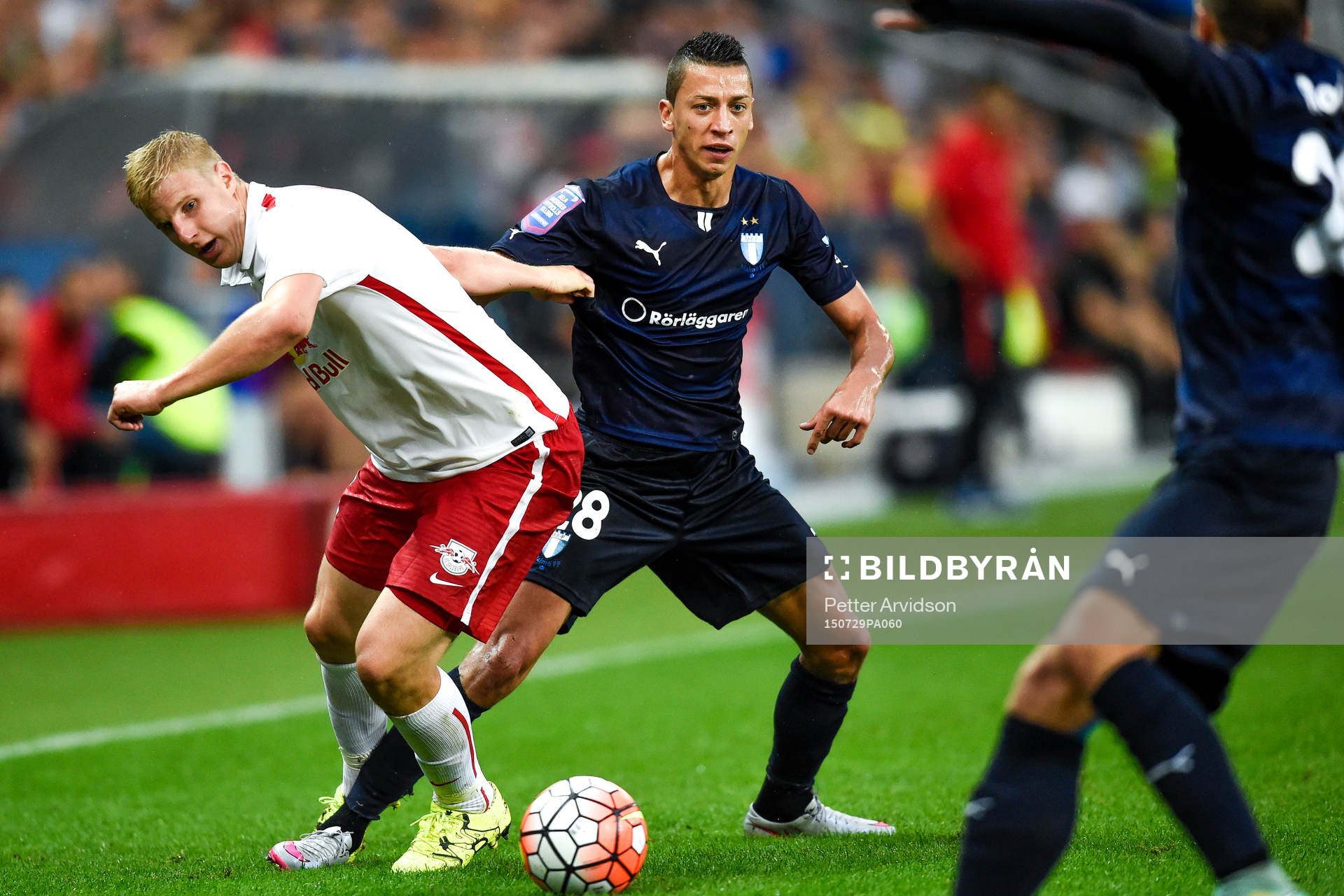 Salzburgs Martin Hinteregger och Malmö FFs Nikola Djurjic under fotbollsmatchen mellan Salzburg och Malmö FF i kvalet till Champions League den 29 juli 2015 i Salzburg.