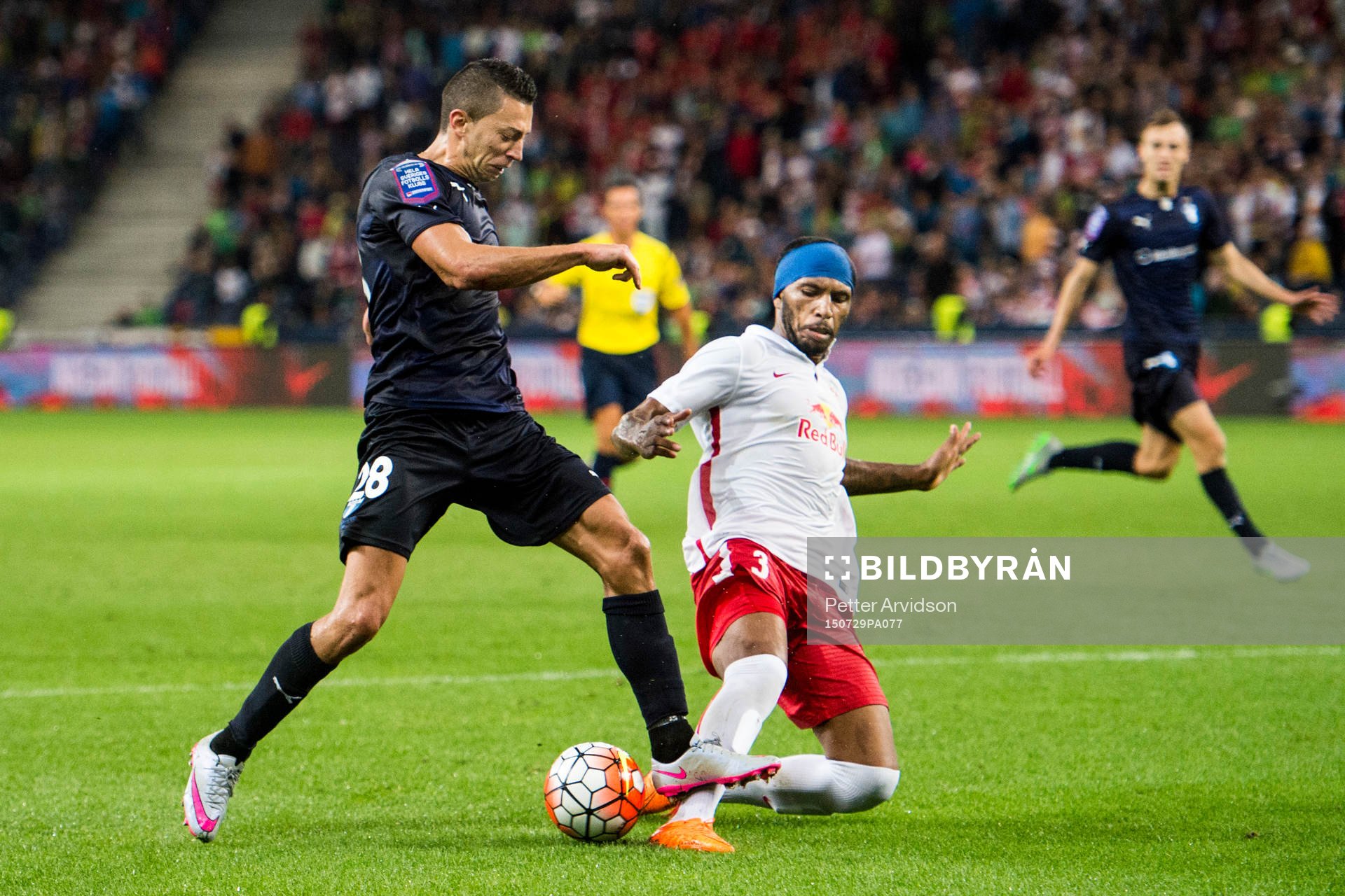 Malmö FFs Nikola Djurjic fälls i straffområdet av Salzburgs Paulo Miranda i slutminutrarna med domaren friar under fotbollsmatchen mellan Salzburg och Malmö FF i kvalet till Champions League den 29 juli 2015 i Salzburg.