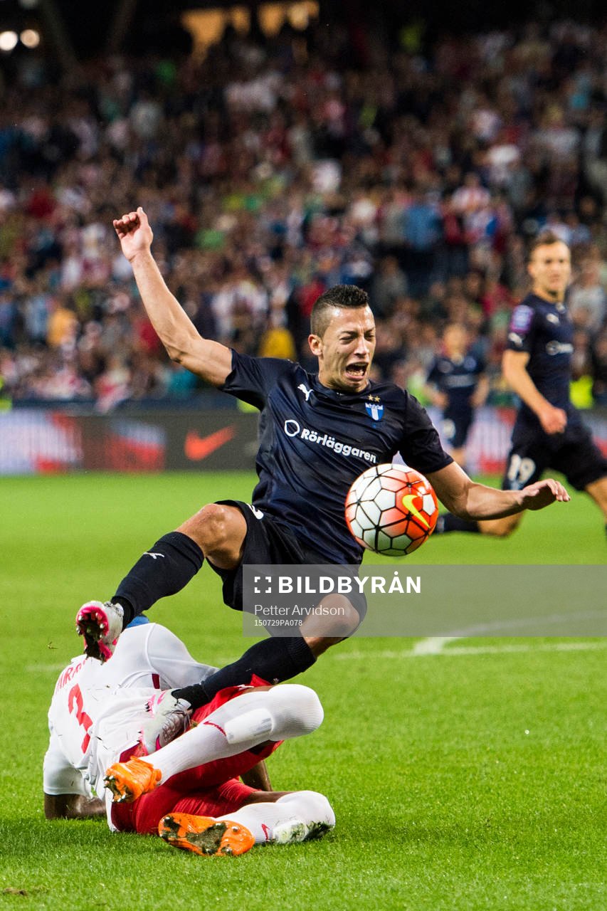 Malmö FFs Nikola Djurjic fälls i straffområdet av