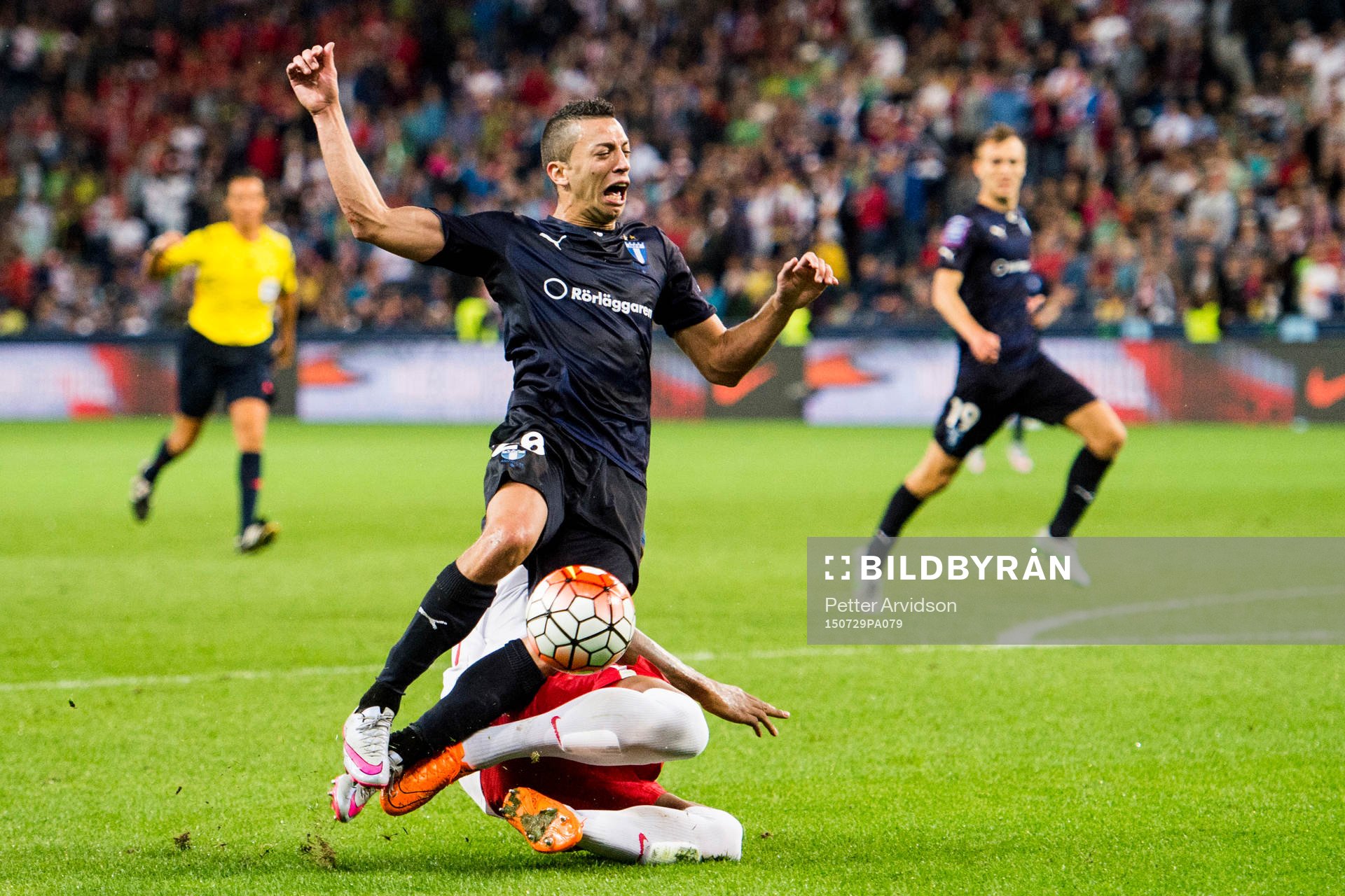 Malmö FFs Nikola Djurjic fälls i straffområdet av