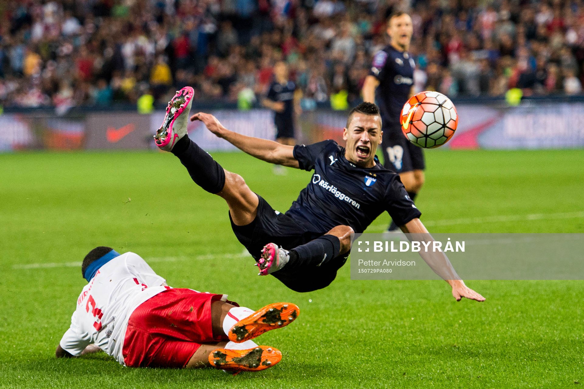 Malmö FFs Nikola Djurjic fälls i straffområdet av Salzburgs Paulo Miranda i slutminutrarna med domaren friar under fotbollsmatchen mellan Salzburg och Malmö FF i kvalet till Champions League den 29 juli 2015 i Salzburg.