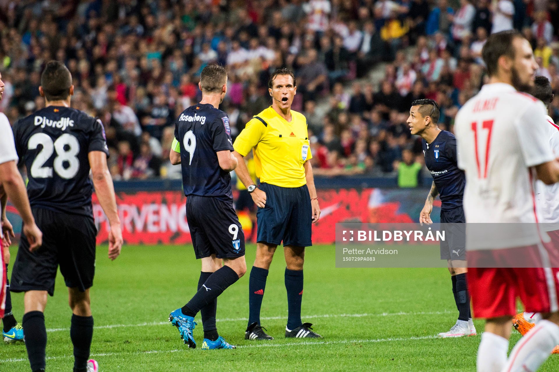 Malmö FFs Markus Rosenberg och Yoshimar Yotún i samtal