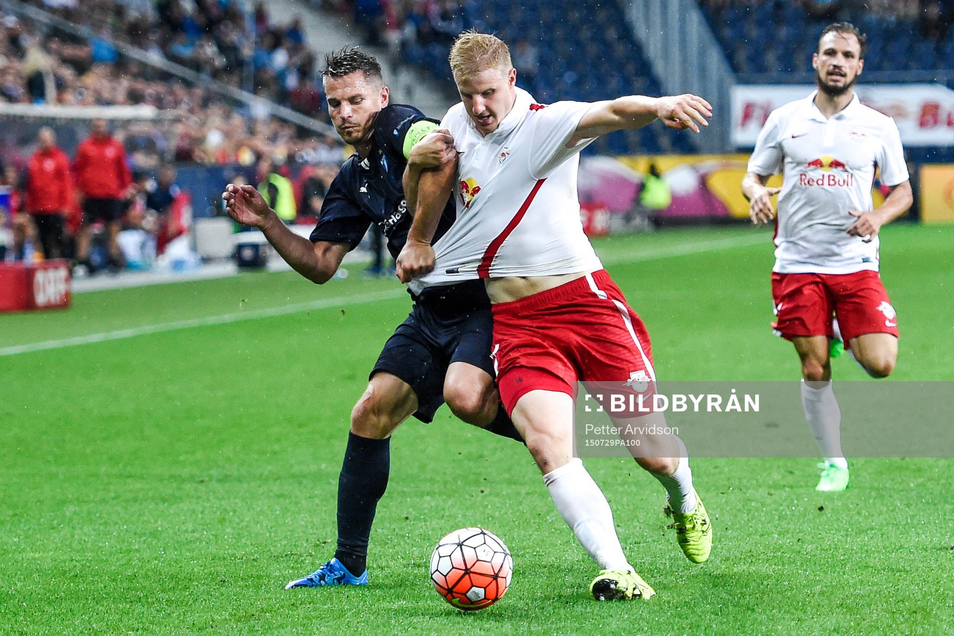 Malmö FFs Markus Rosenberg och Salzburgs Martin Hinteregger