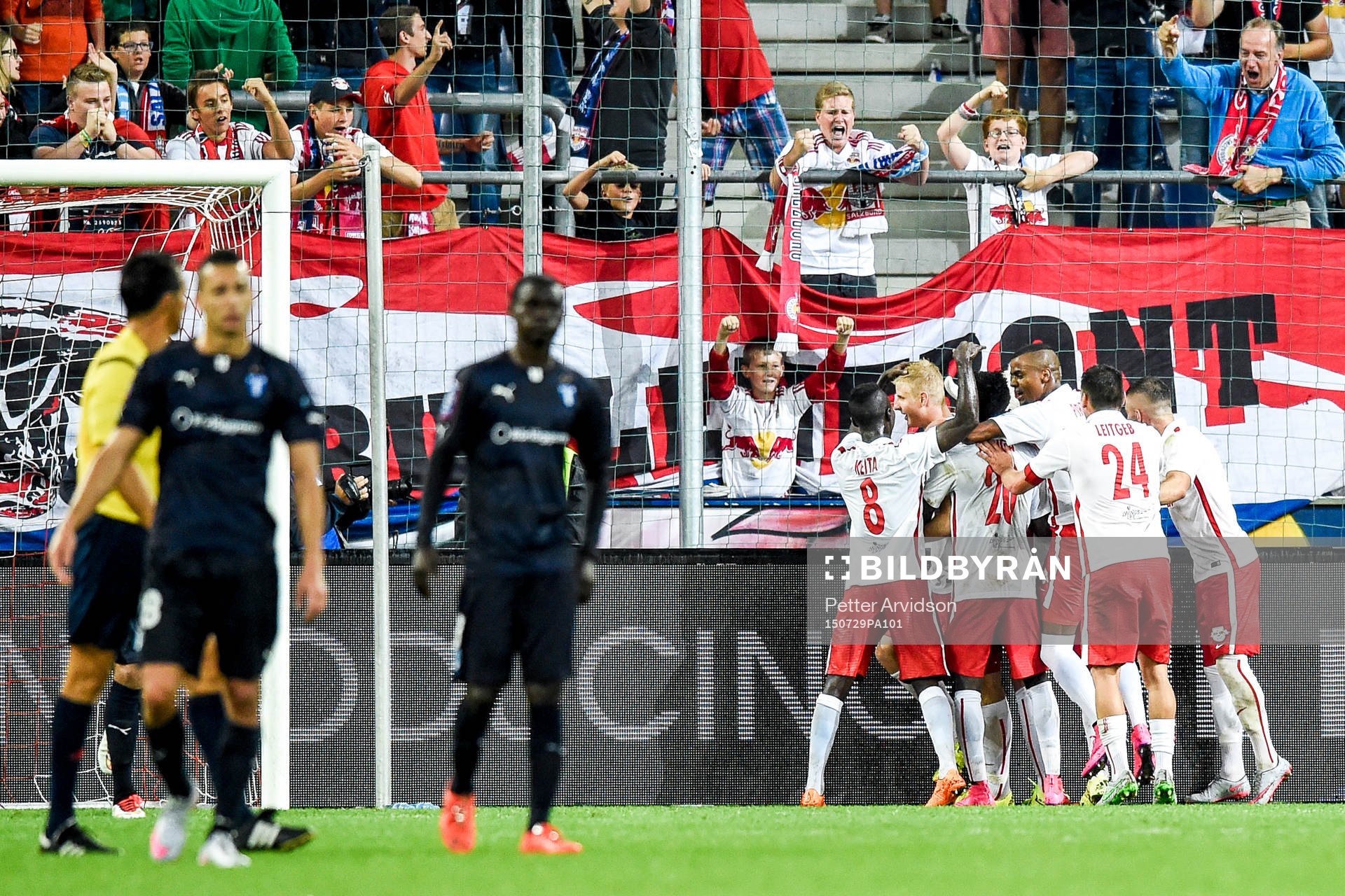 Salzburgs spelare firar efter 2-0 under fotbollsmatchen mellan Salzburg och Malmö FF i kvalet till Champions League den 29 juli 2015 i Salzburg.