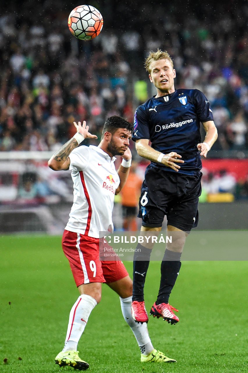 Salzburgs Marco Djuricin och Malmö FFs Oscar Lewicki  i en