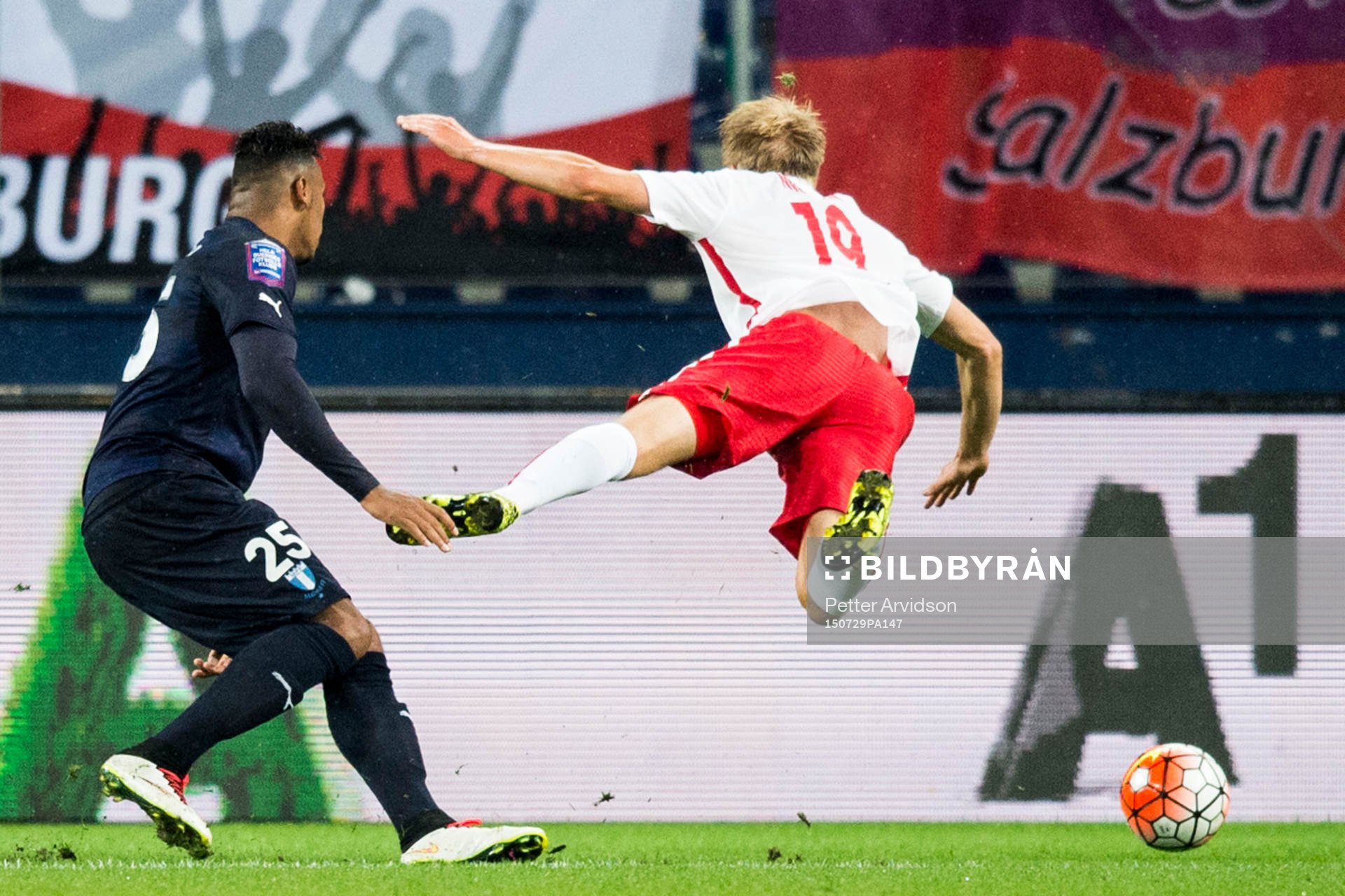 Malmö FFs Felipe Carvalho fäller Salzburgs Håvard