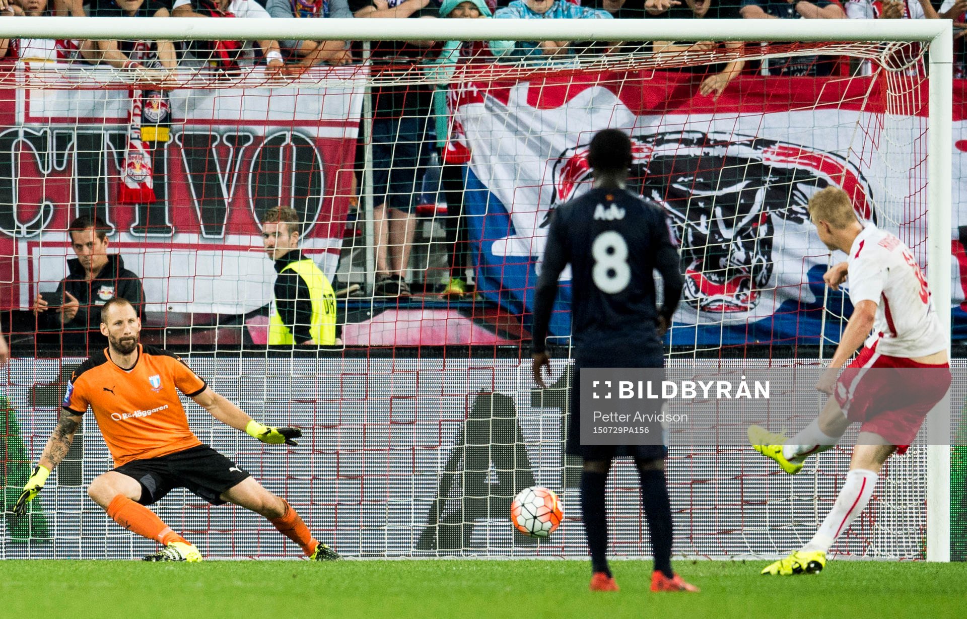 Salzburgs Martin Hinteregger gör 2-0 bakom Malmö FFs