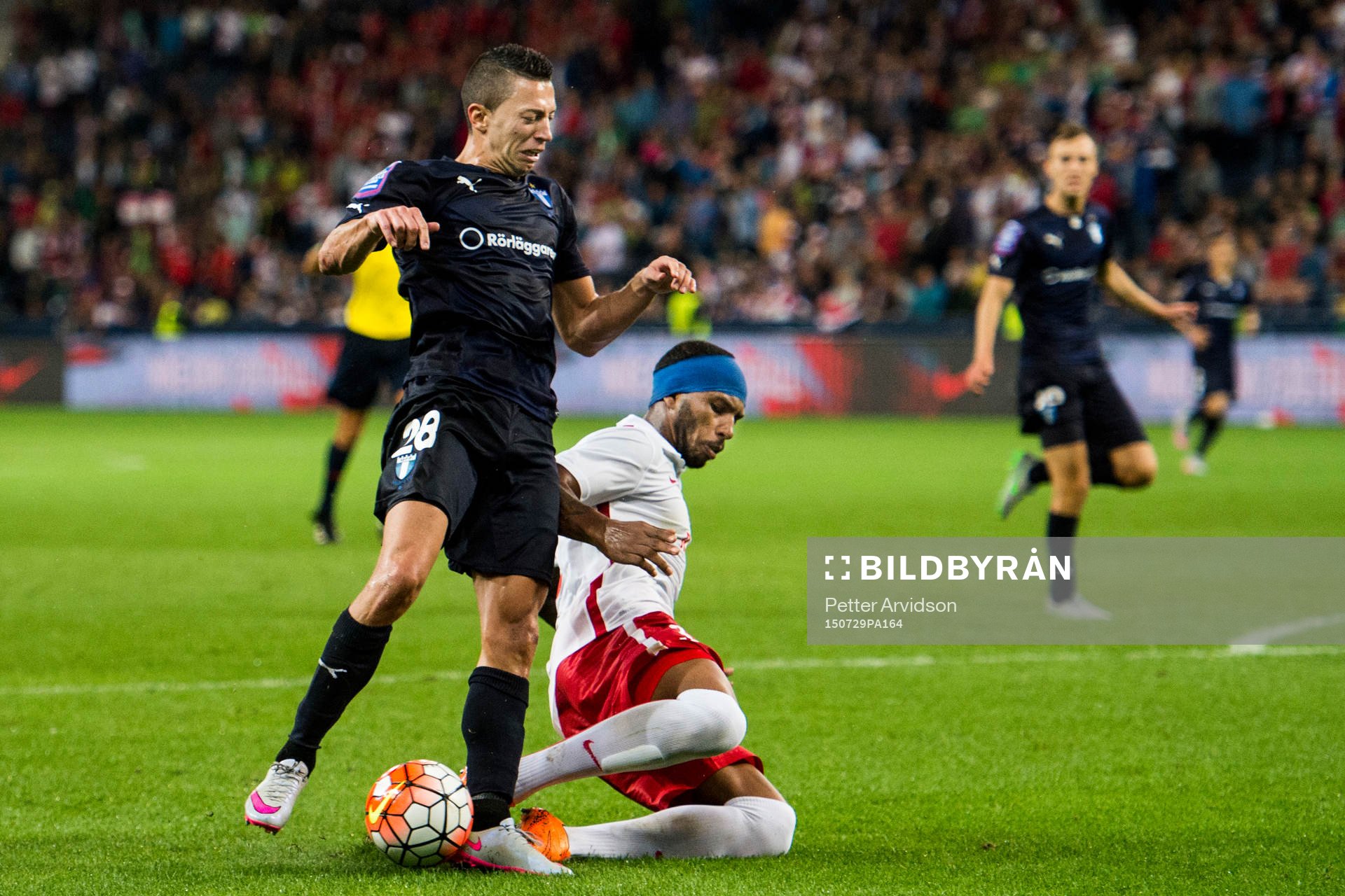 Malmö FFs Nikola Djurjic fälls i straffområdet av