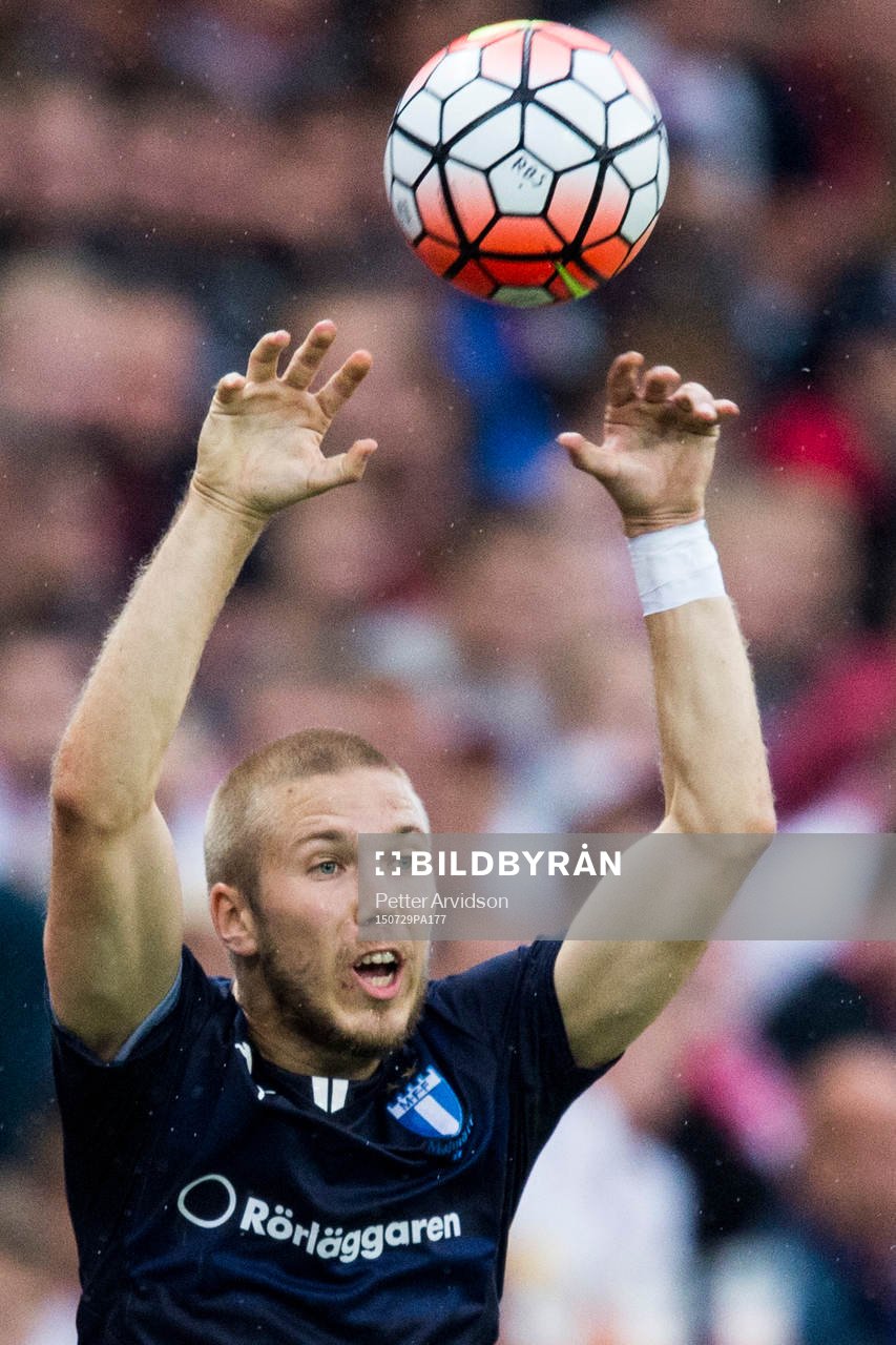 Malmö FFs Anton Tinnerholm kastar inkast