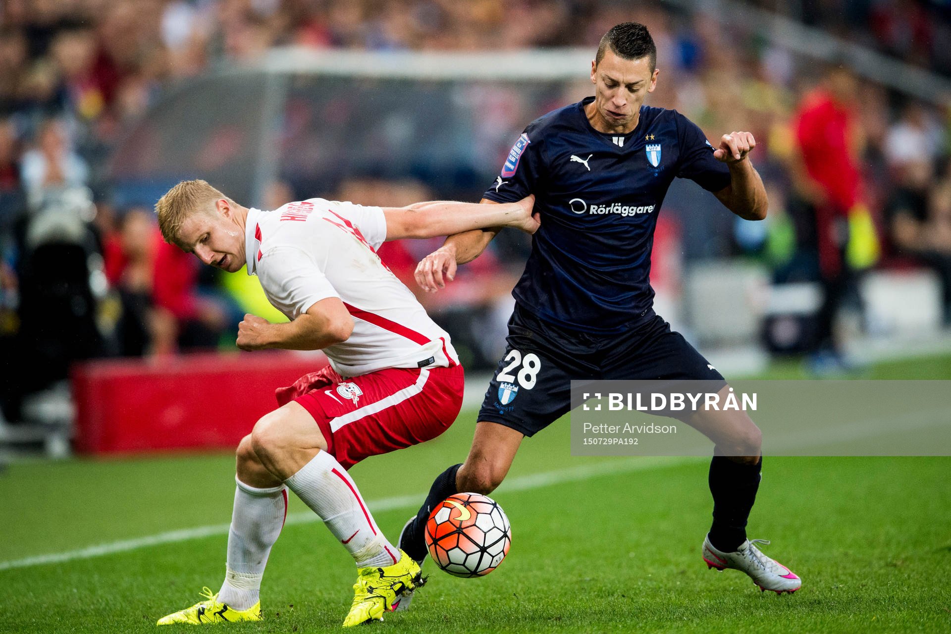 Salzburgs Martin Hinteregger i kamp med Malmö FFs Nikola Djurjic under fotbollsmatchen mellan Salzburg och Malmö FF i kvalet till Champions League den 29 juli 2015 i Salzburg.