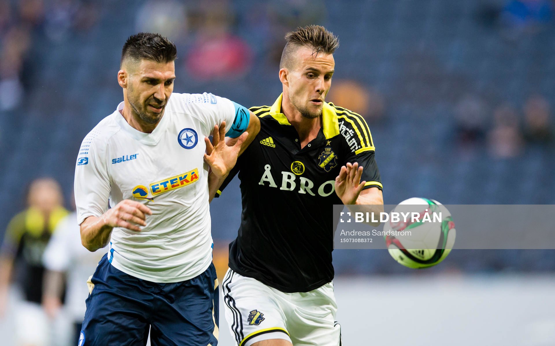 s Fredrik Brustad i kamp om bollen med Atromitos Sokratis