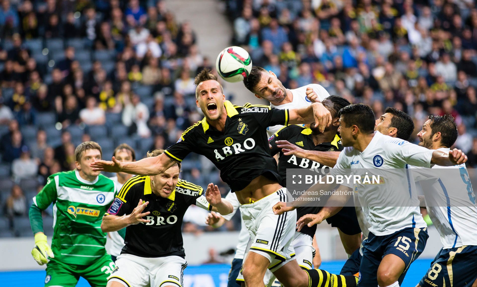 s Fredrik Brustad i en nickduell med Atromitos Sokratis