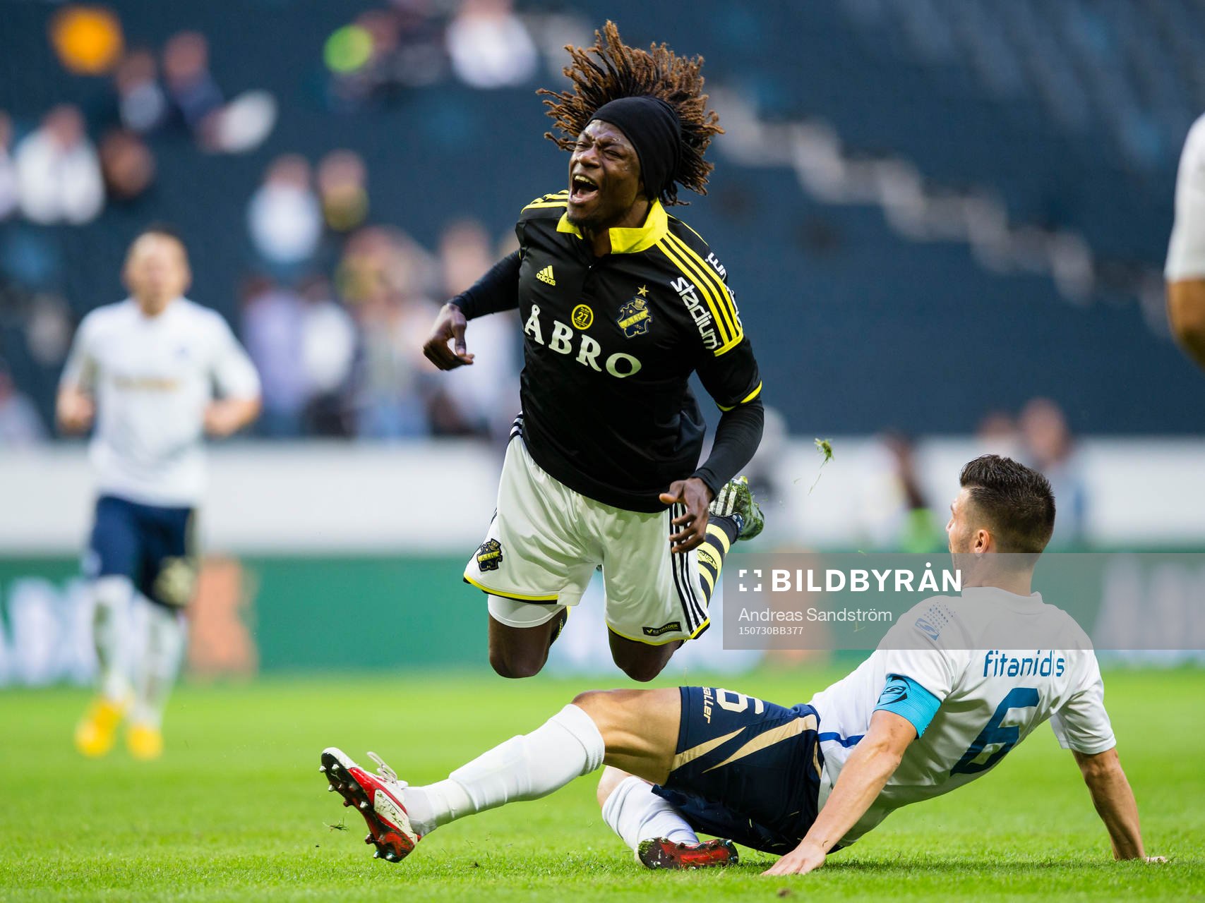 s Mohamed Bangura faller i en duell med Atromitos Sokratis