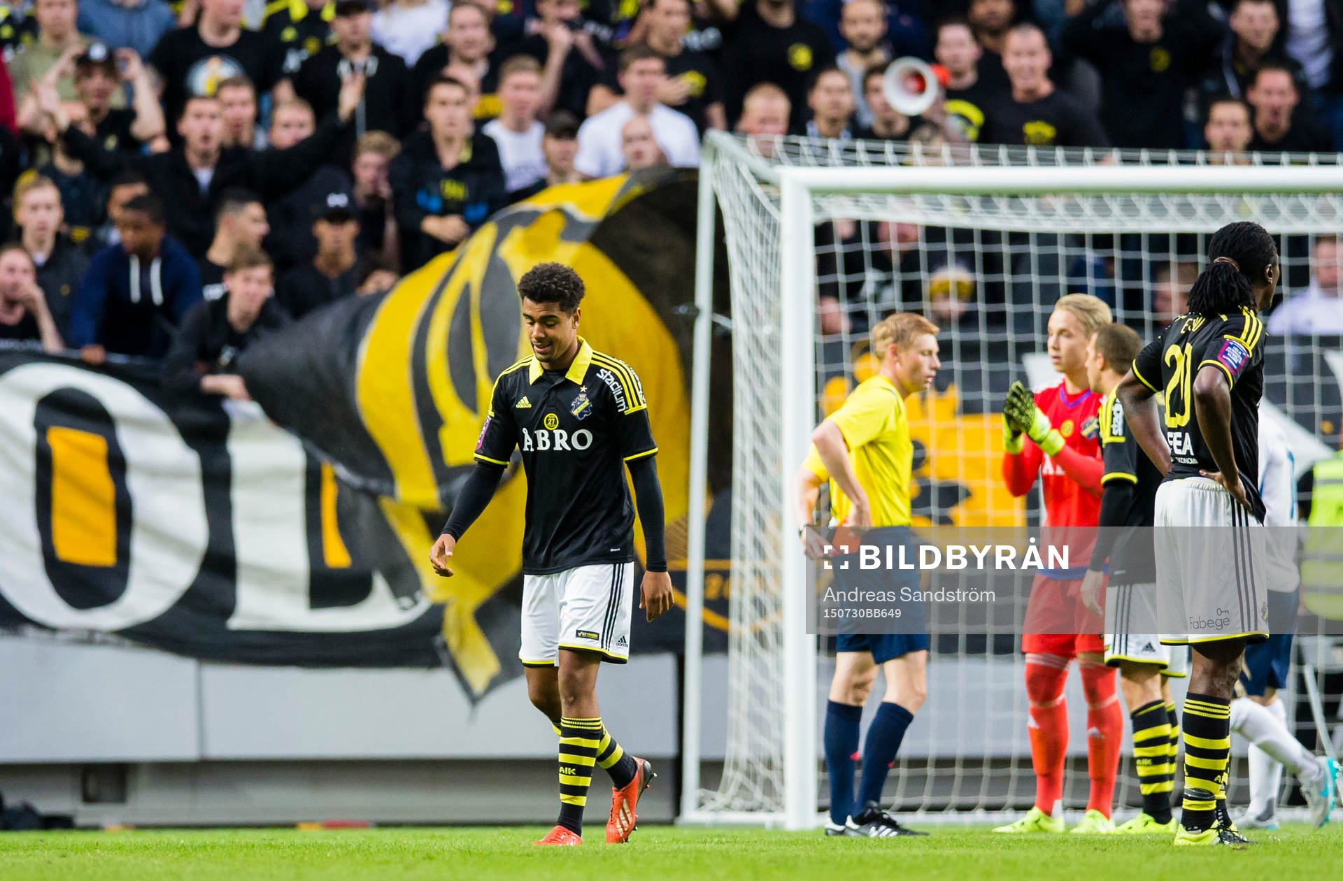 s Noah Sonko Sundberg lämnar planen