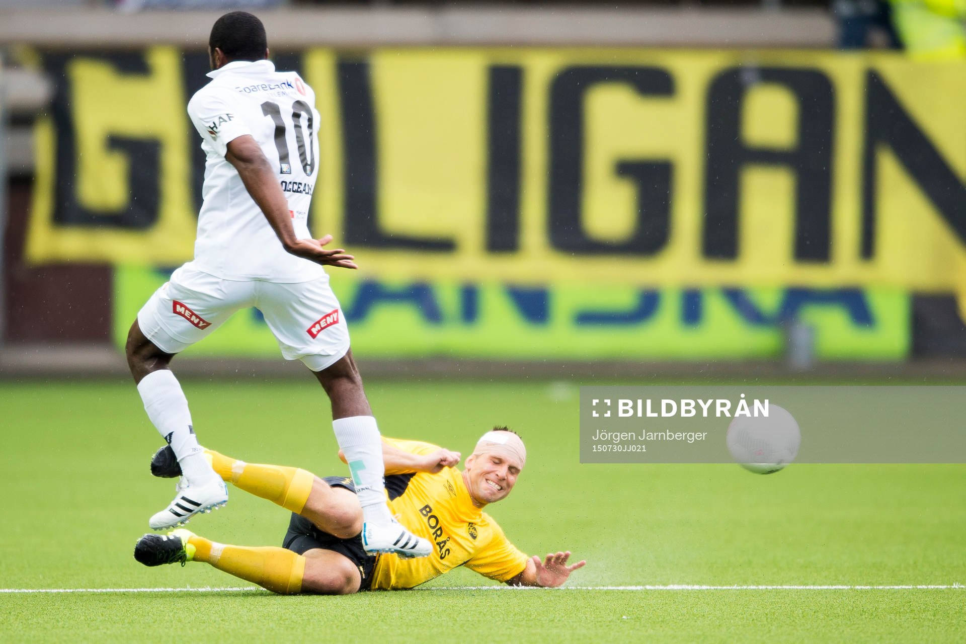 Elfsborgs Anders Svensson bryter boll av Odds Olivier