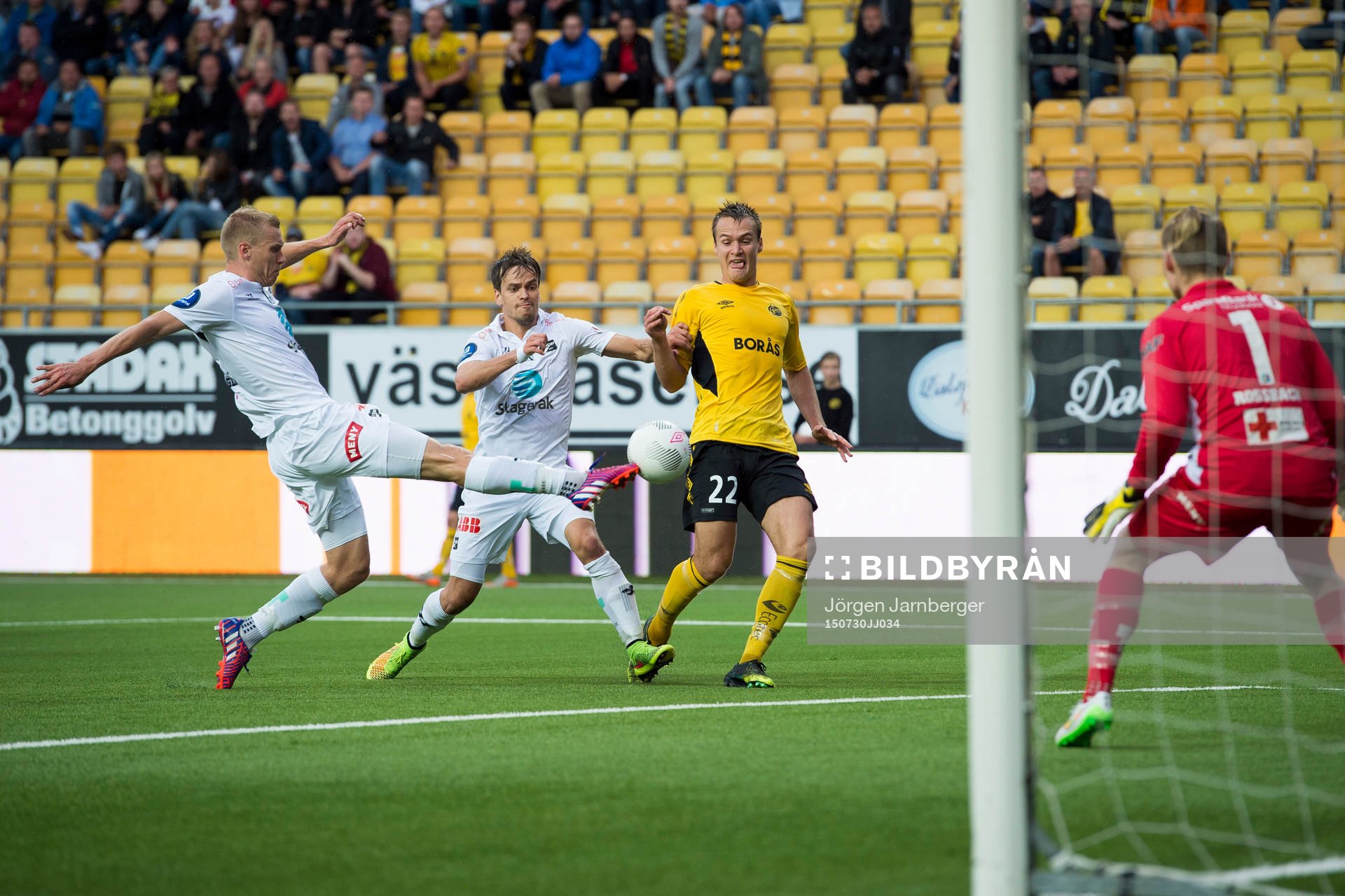 Odds Steffen Hagen sparkar undan bollen framför Elfsborgs