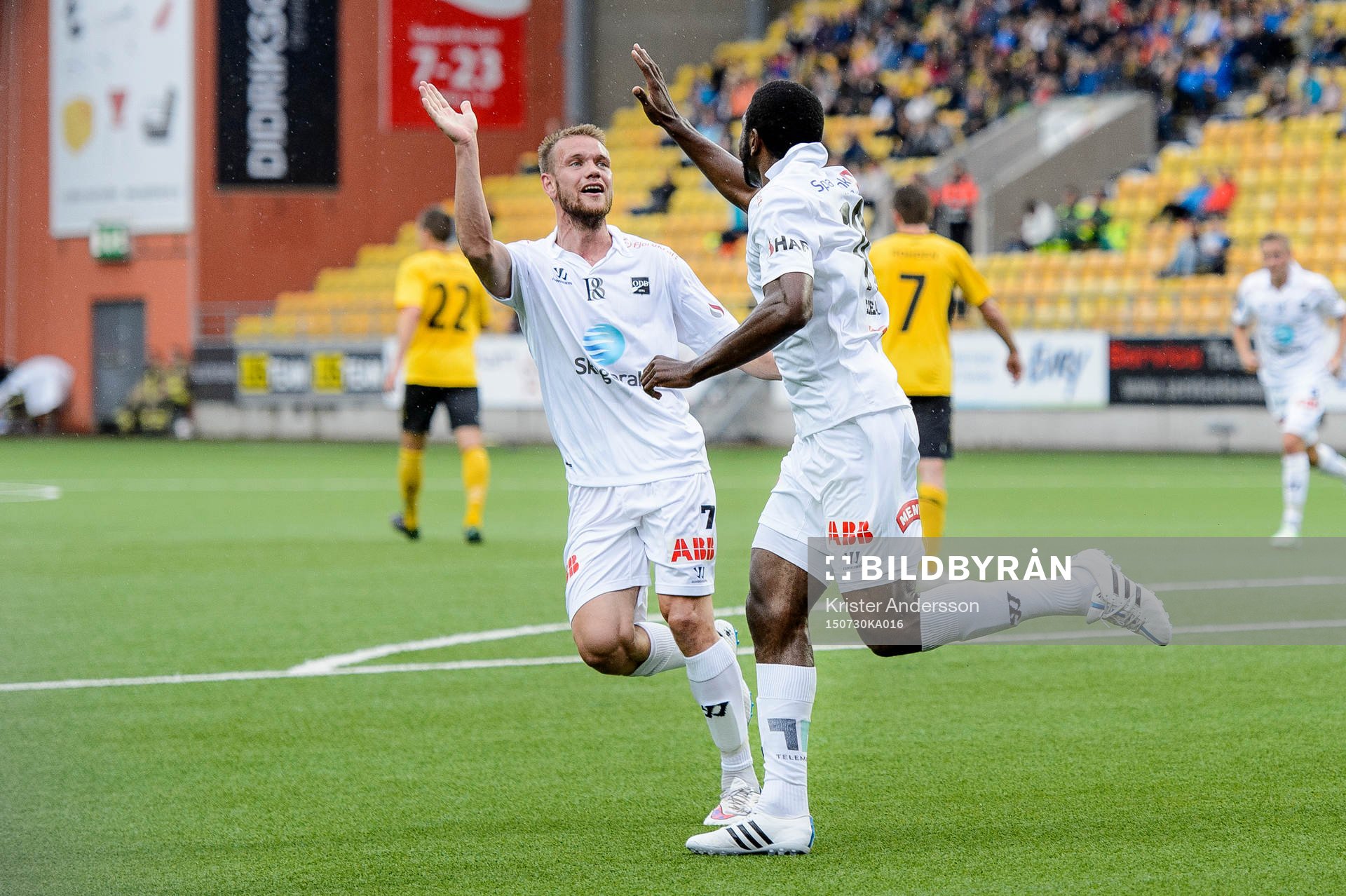 Odds Olivier Occean jublar och gratuleras av Ole Jörgen