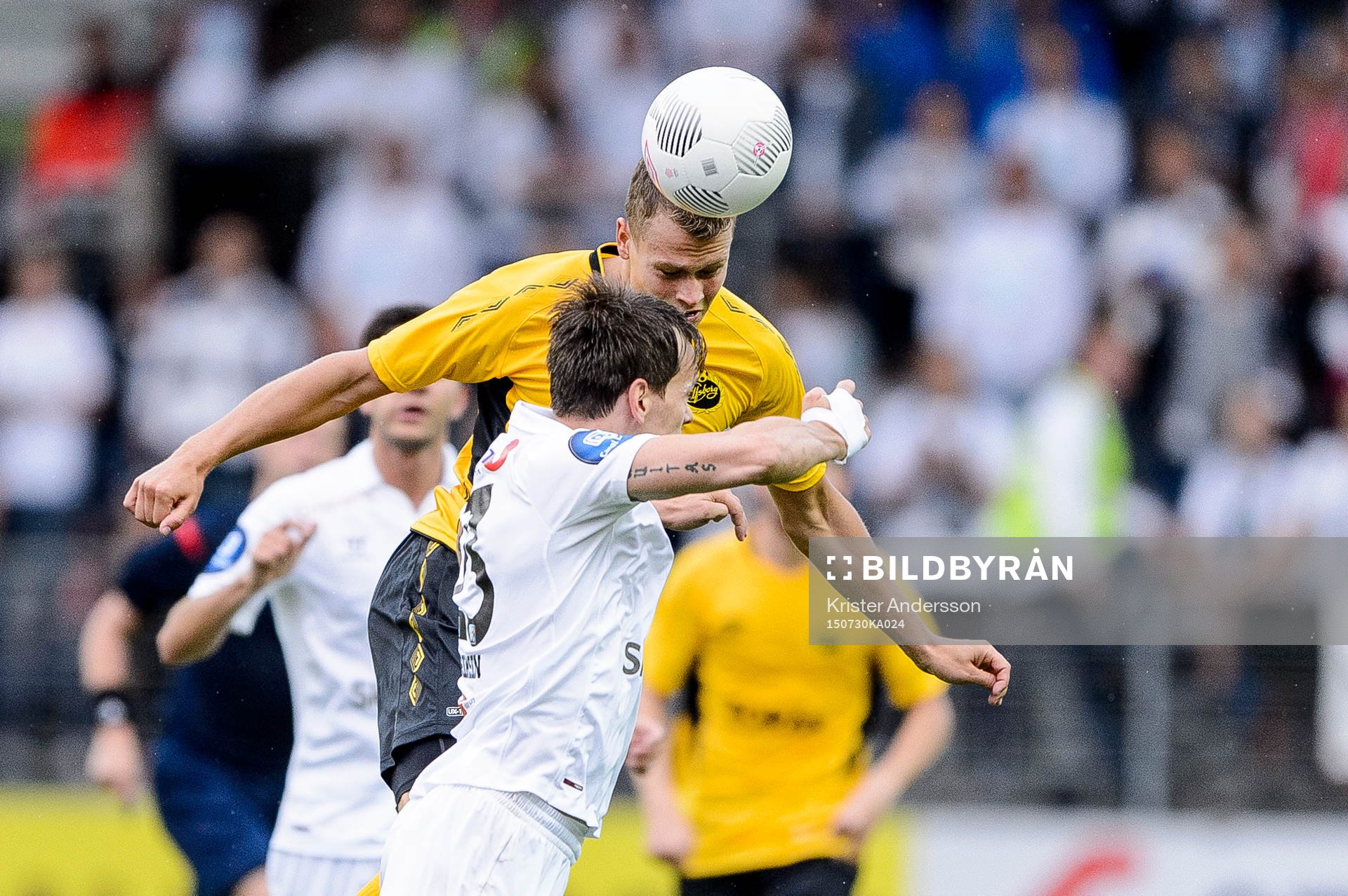 Elfsborgs Viktor Claesson och Odds Lars-Kristian Eriksen under en fotbollsmatch i Europa League mellan Elfsborg och Odd den 30 juli 2015 i Borås.