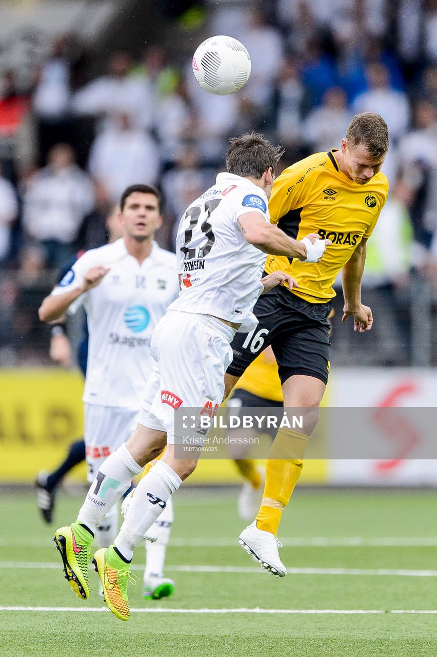 Elfsborgs Viktor Claesson och Odds Lars-Kristian Eriksen under en fotbollsmatch i Europa League mellan Elfsborg och Odd den 30 juli 2015 i Borås.