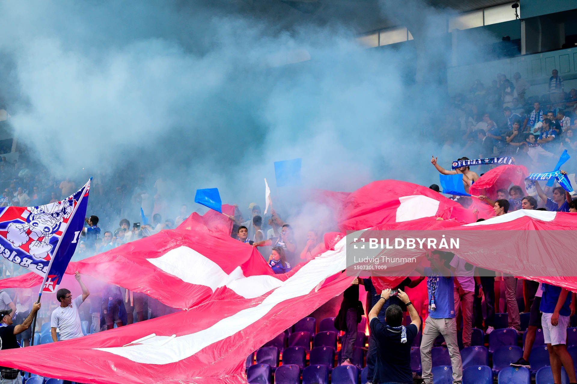 Belenenses supportrar tände bengaler