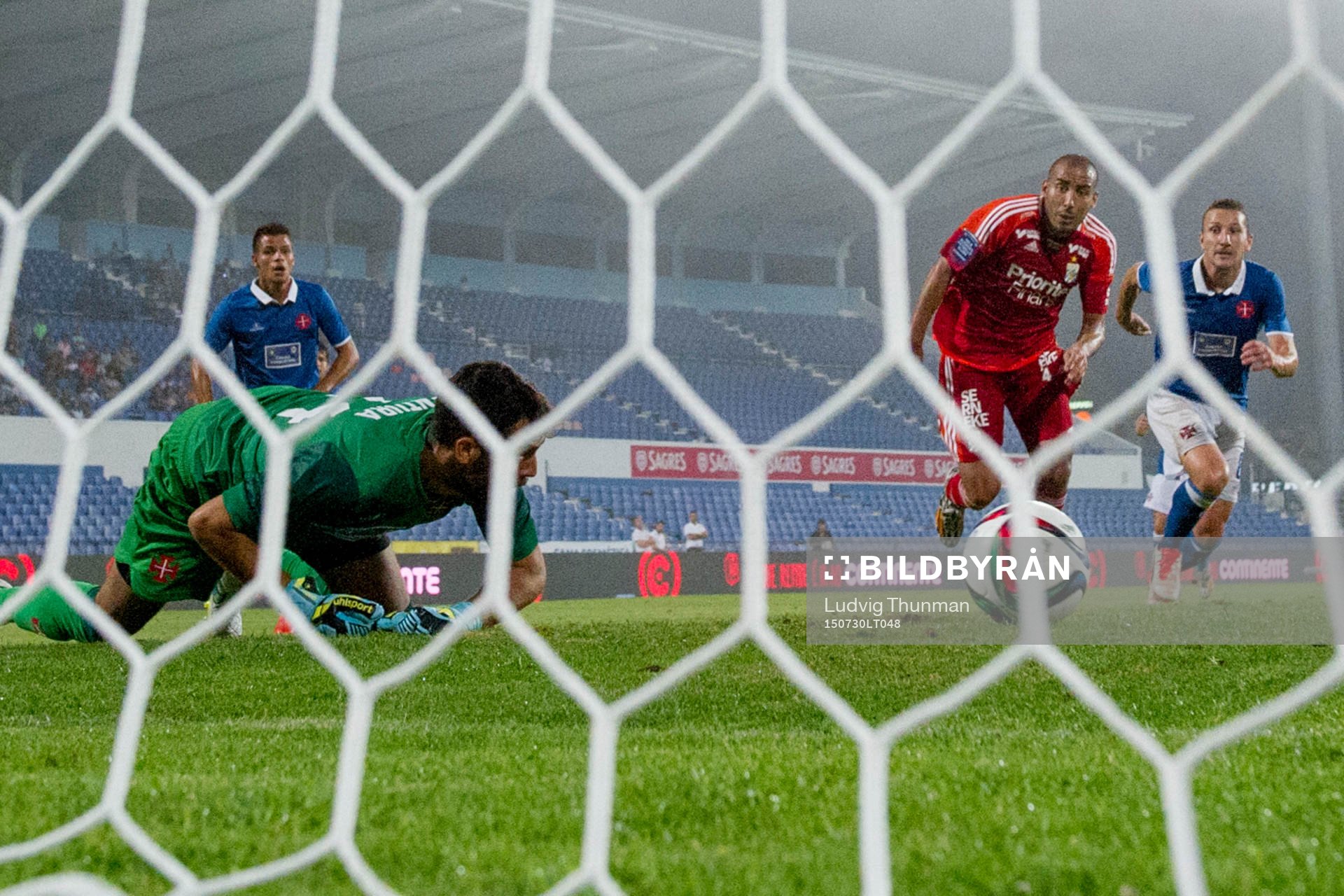 IFK Göteborgs Haitam Aleesami ser returen från Belenenses