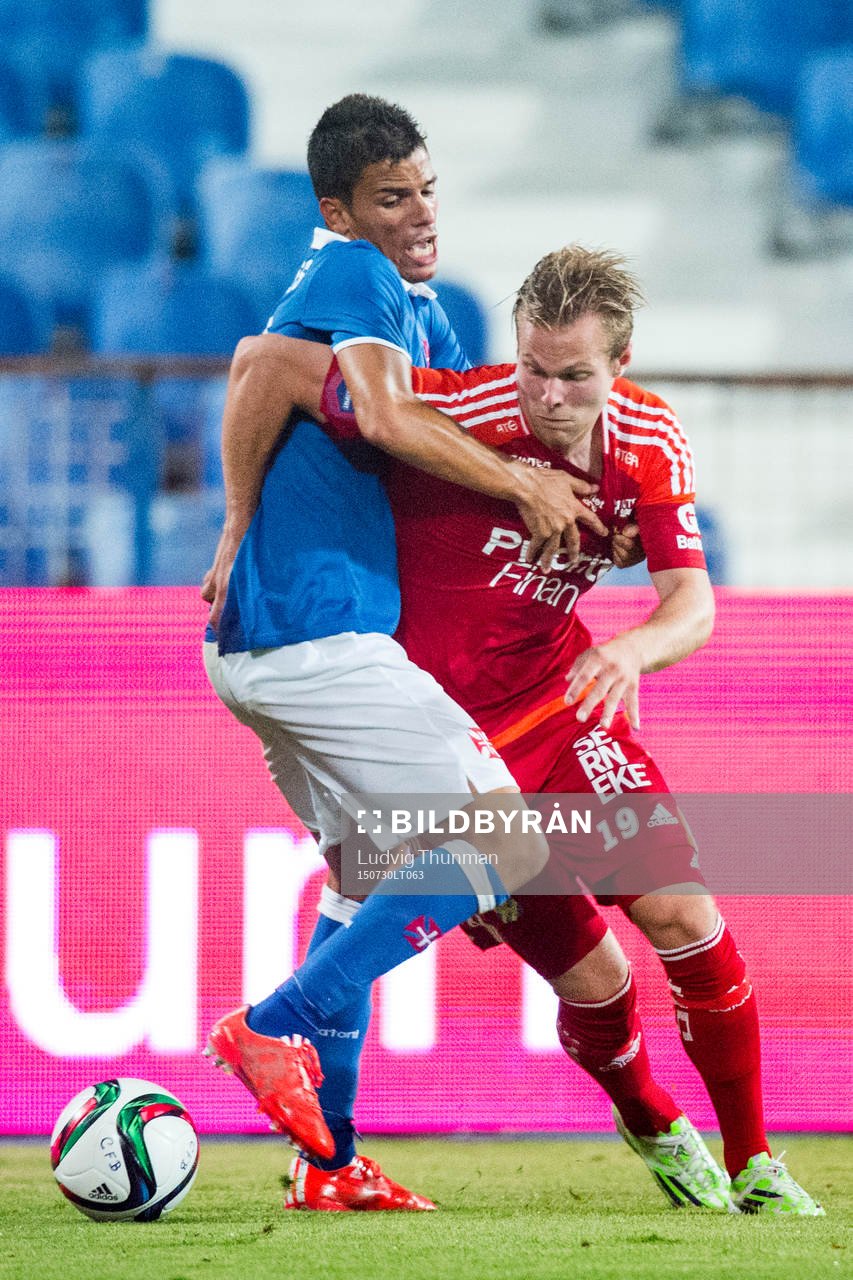 IFK Göteborgs Gustav Engvall försöker ta sig förbi