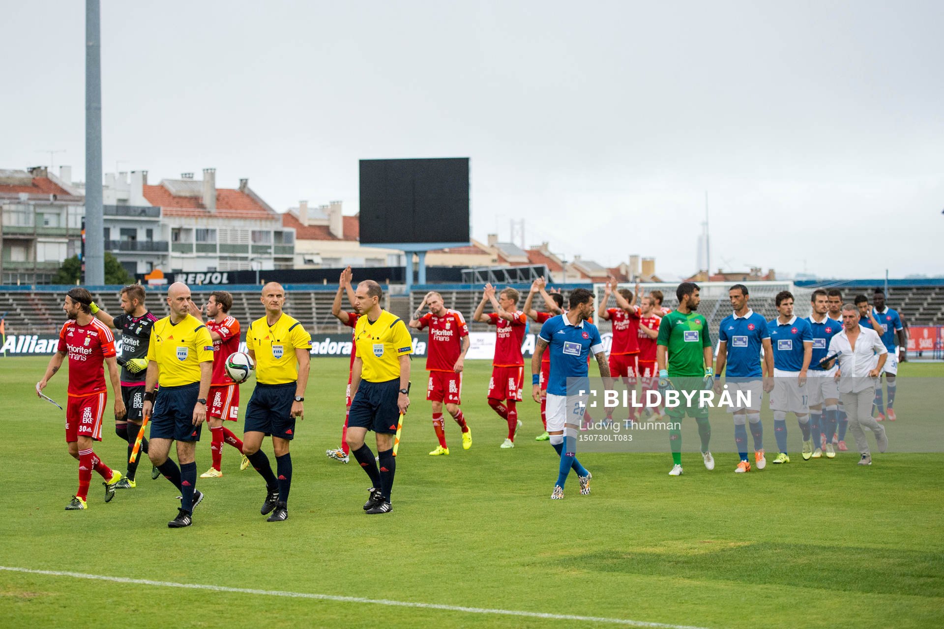 Lagen kommer in på plan inför fotbollsmatchen i kvalet till Europa League mellan Belenenses och IFK Göteborg den 30 juli 2015 i Lissabon.