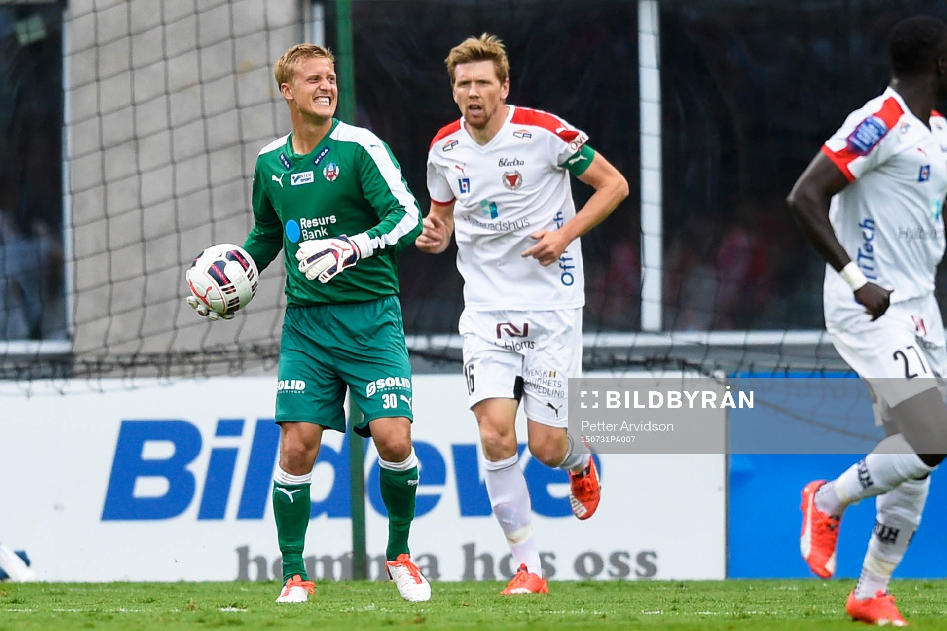 Helsingborgs målvakt Pär Hansson grinar illa