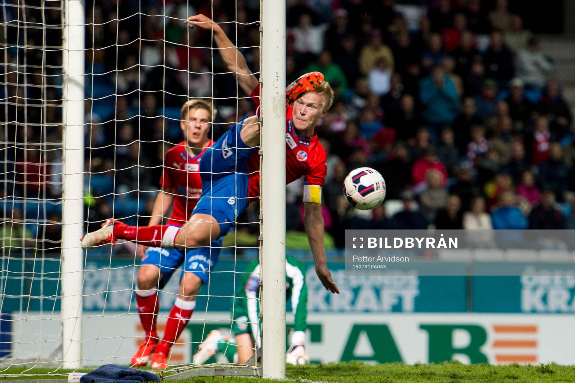 Helsingborgs Andreas Landgren räddar ett skott på