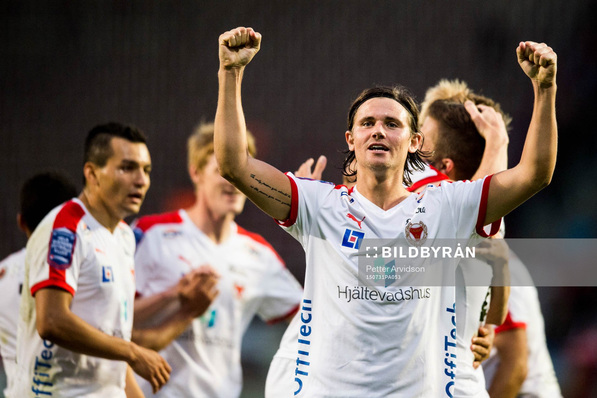 Kalmars Marcus Antonsson jublar efter att Filip Sachpekidis (ej i bild) gjort matchavgörande 1-2 målet under fotbollsmatchen i Allsvenskan mellan Helsingborg och Kalmar den 31 juli 2015 i Helsingborg.