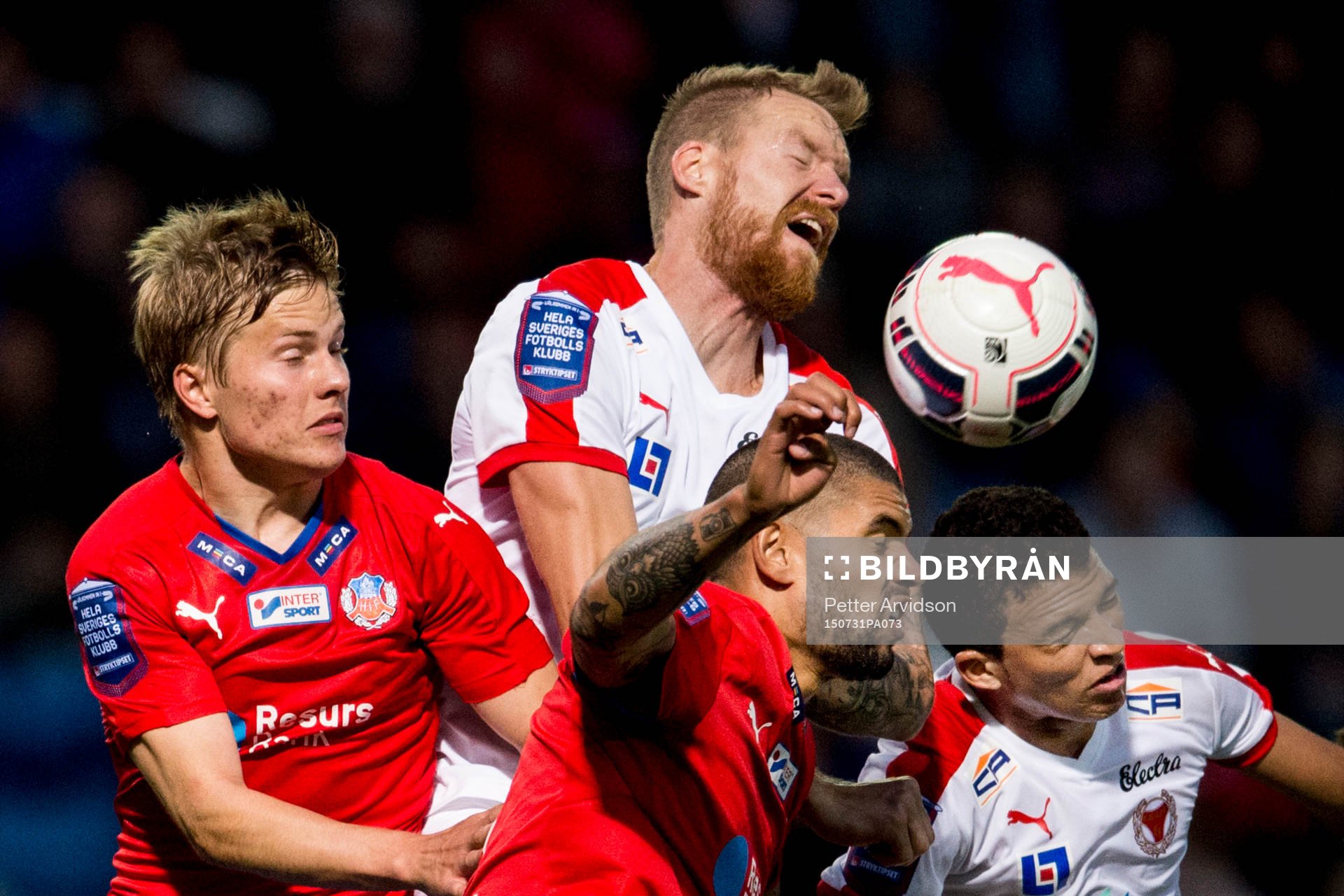 Helsingborgs Jere Uronen och Victor Palsson i nickduell med
