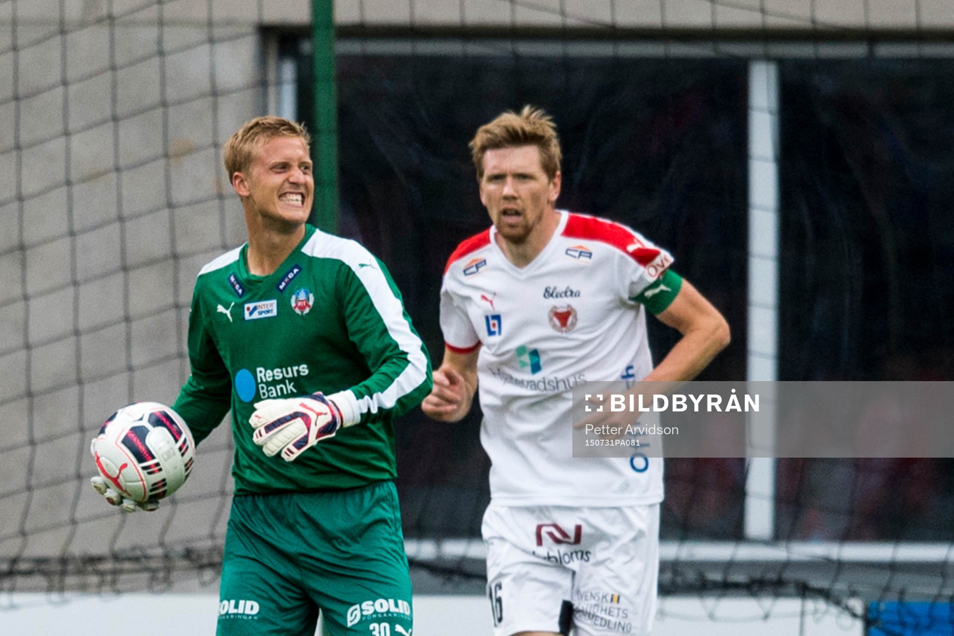 Helsingborgs målvakt Pär Hansson har ont och bredvid