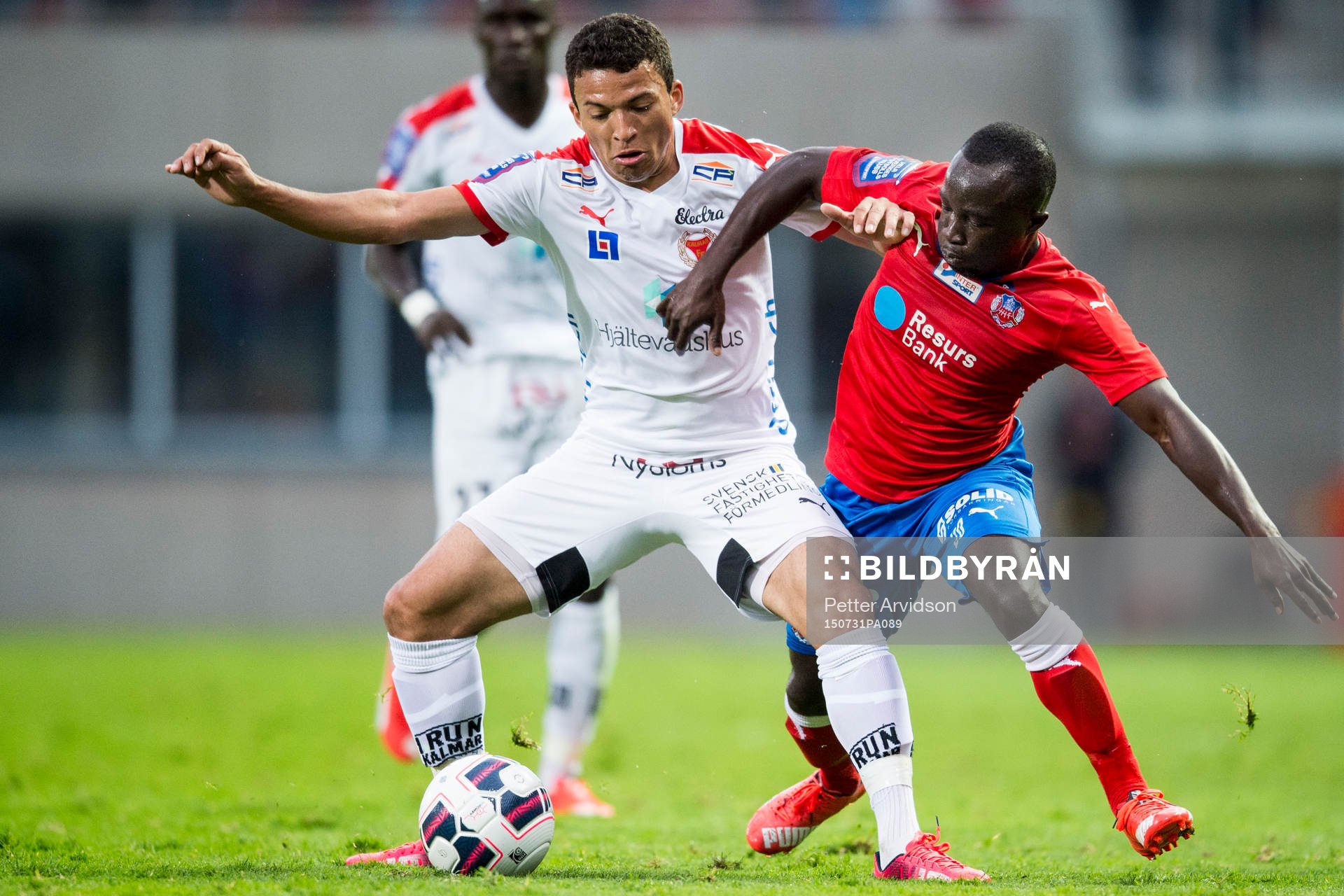 Kalmars Emin Nouri i kamp med Helsingborgs Emmanuel Boateng under fotbollsmatchen i Allsvenskan mellan Helsingborg och Kalmar den 31 juli 2015 i Helsingborg.