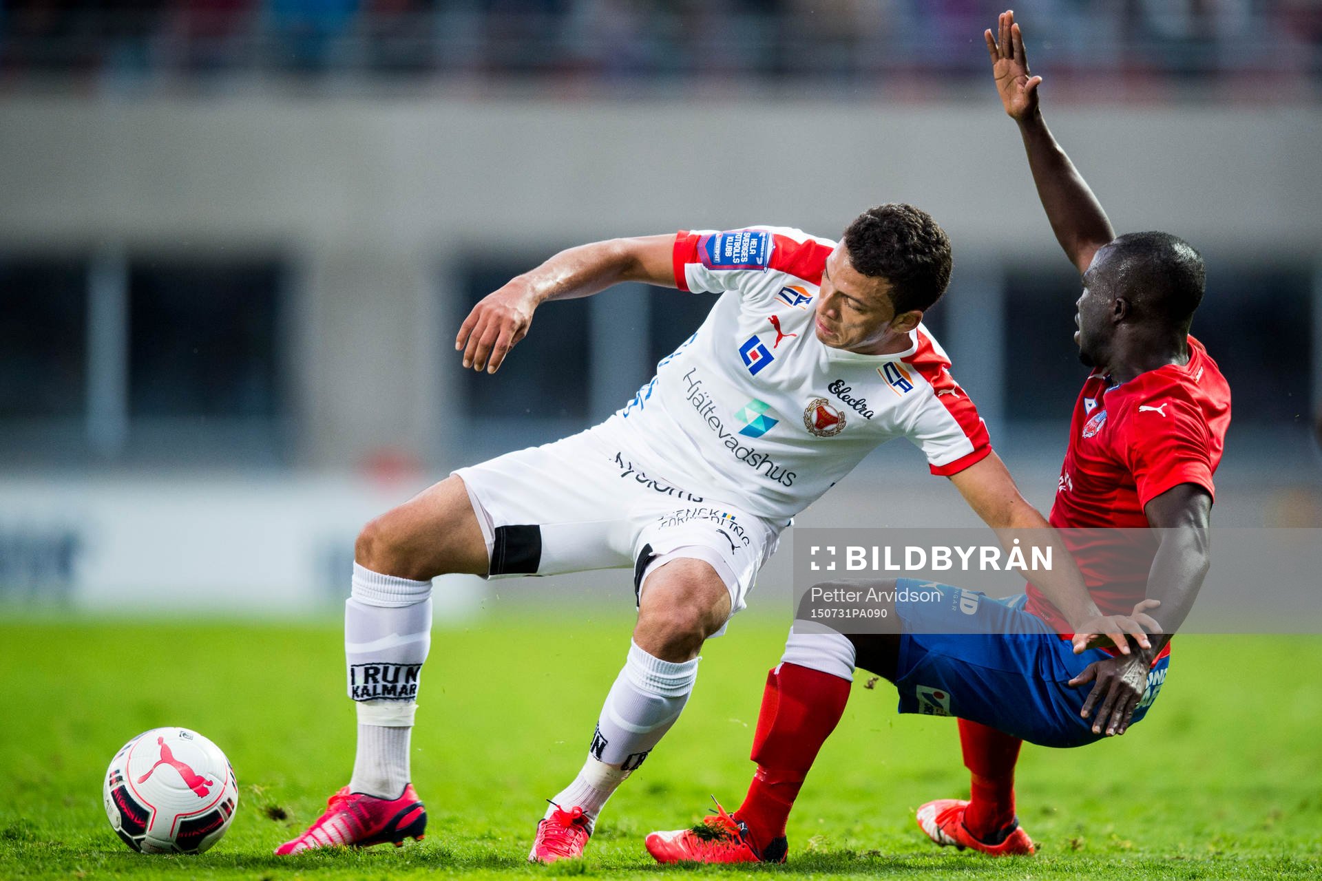 Kalmars Emin Nouri i kamp med Helsingborgs Emmanuel Boateng under fotbollsmatchen i Allsvenskan mellan Helsingborg och Kalmar den 31 juli 2015 i Helsingborg.