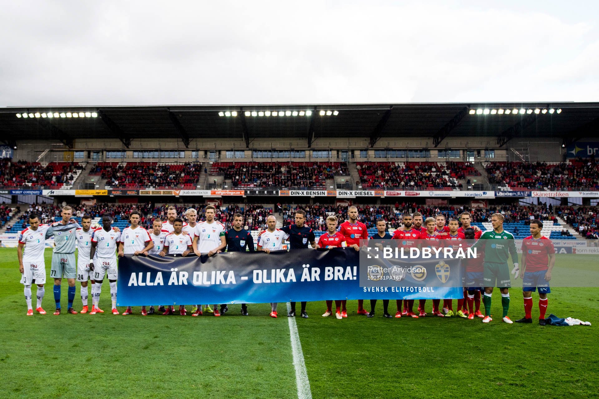 Kalmars och Helsingborgs spelare håller upp en banderoll