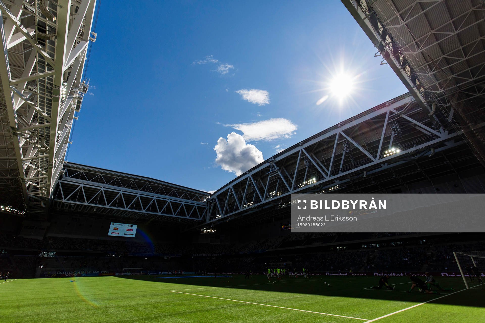 Solen skiner över Tele2 Arena