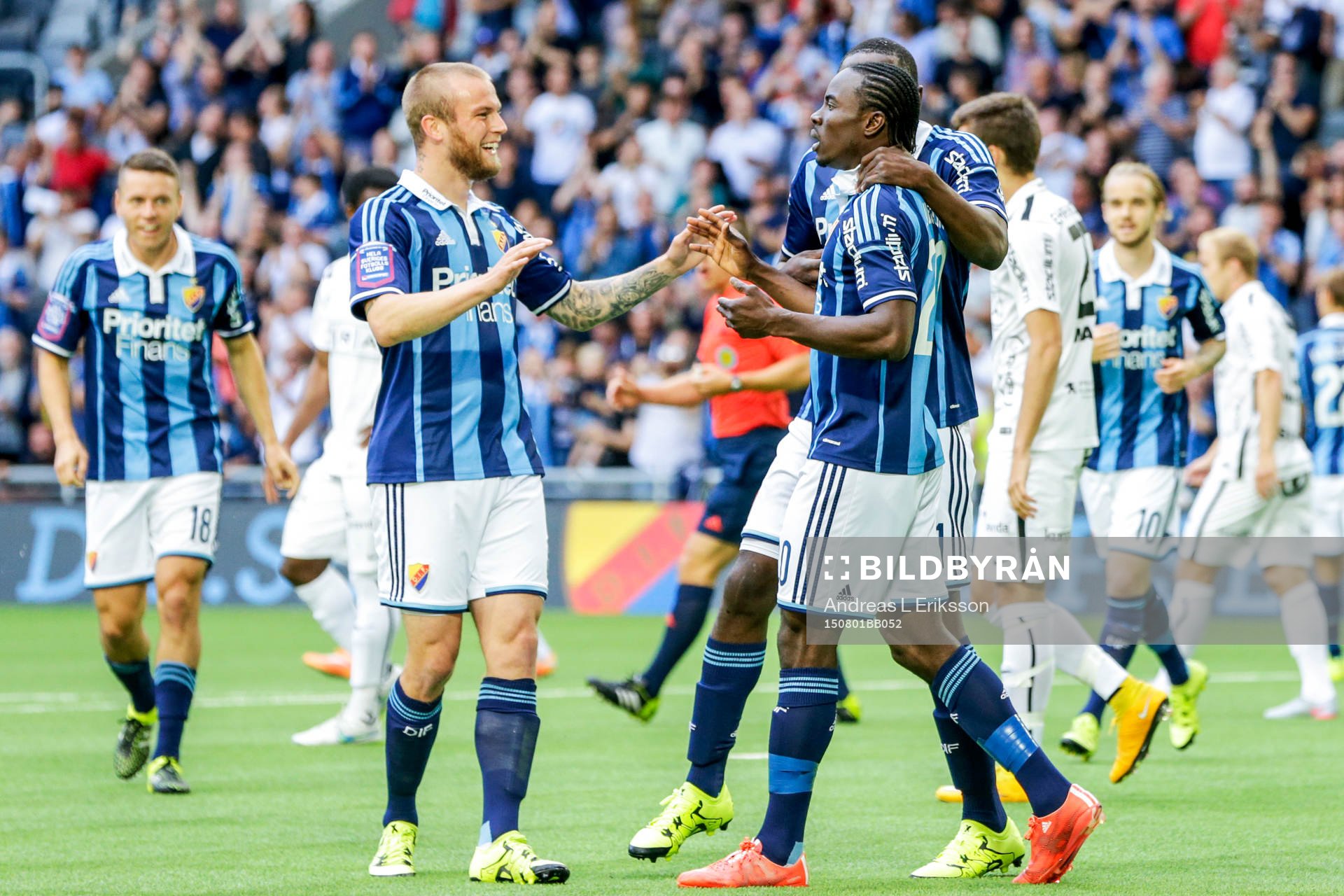 Djurgårdens Alexander Faltsetas gratulerar Sam Johnson