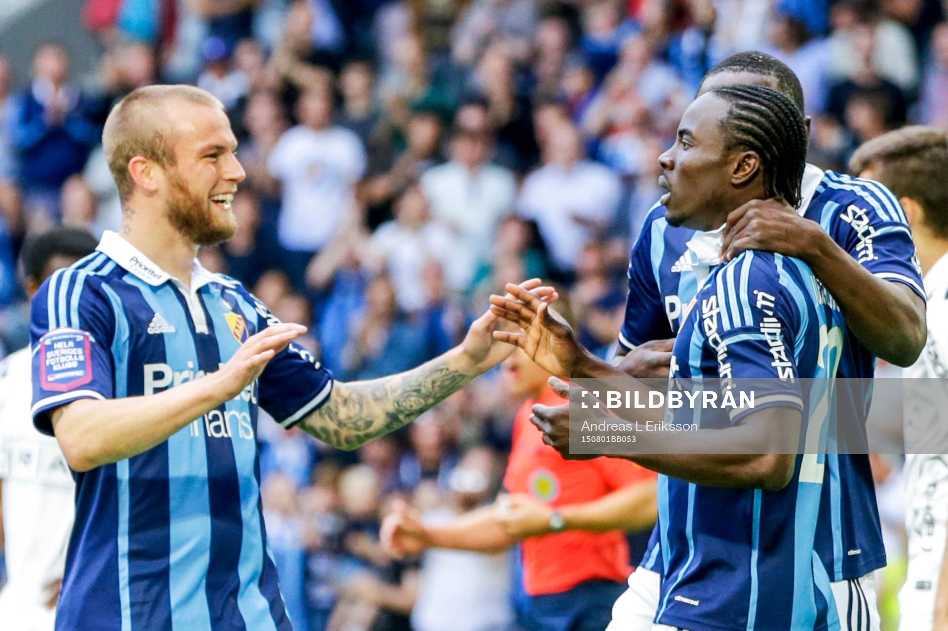 Djurgårdens Alexander Faltsetas gratulerar Sam Johnson