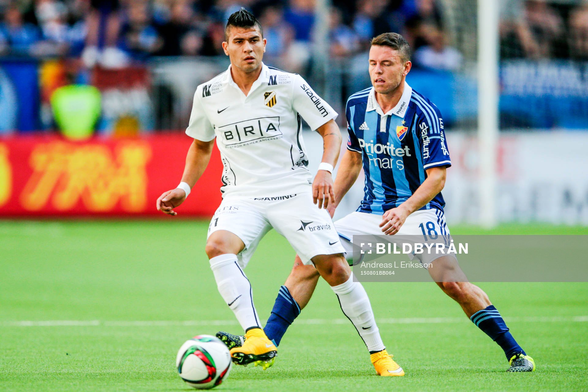 Häckens Paulo de Oliveira och Djurgårdens Kerim Mrabti
