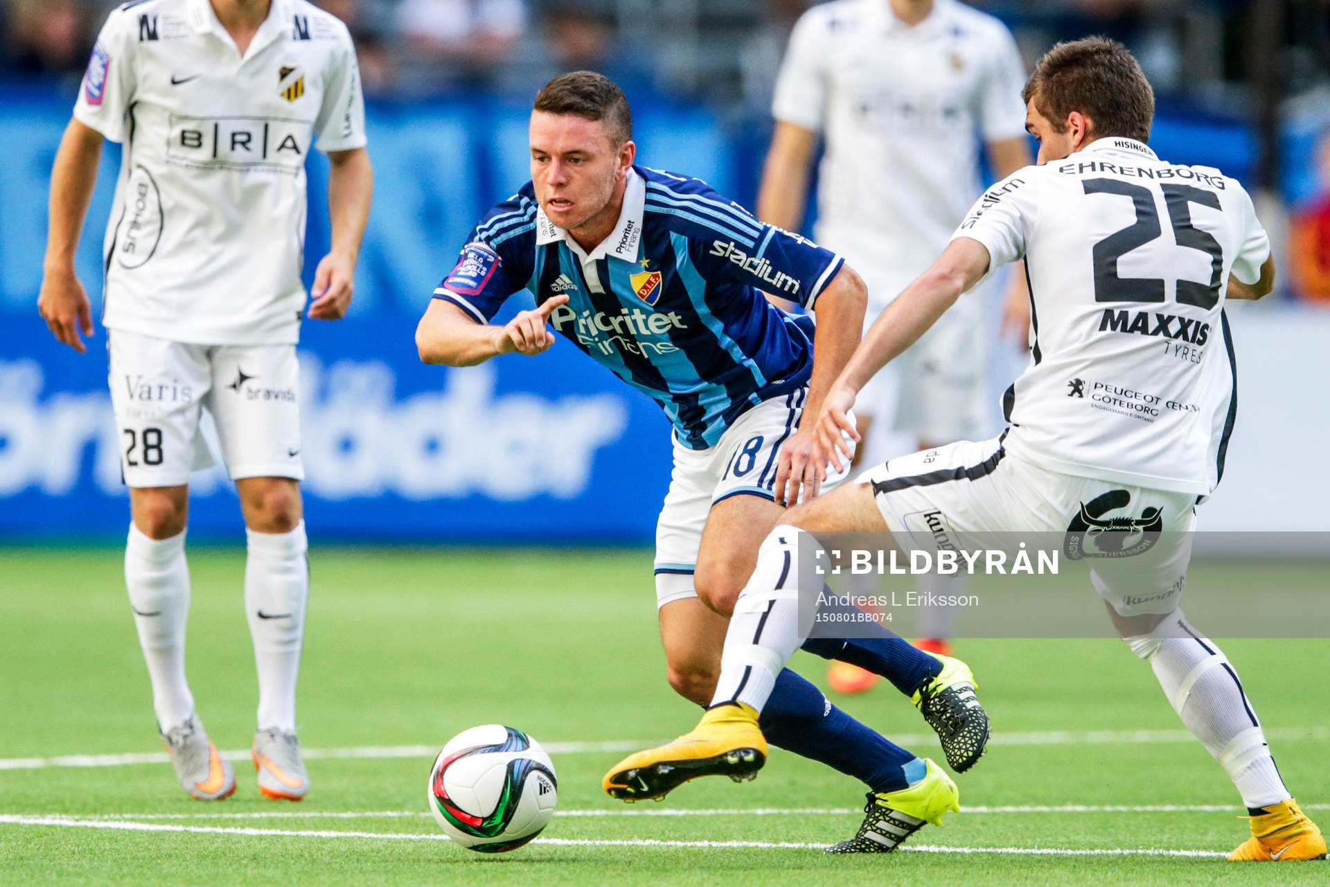 Djurgårdens Kerim Mrabti och Häckens Egzon Binaku
