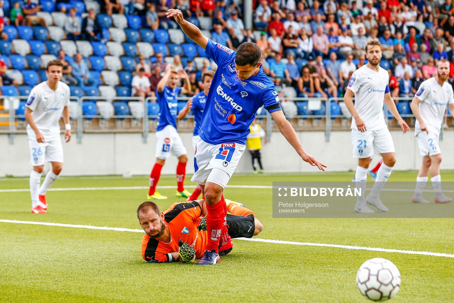 Malmö FFs målvakt Johan Wiland räddar målchans från