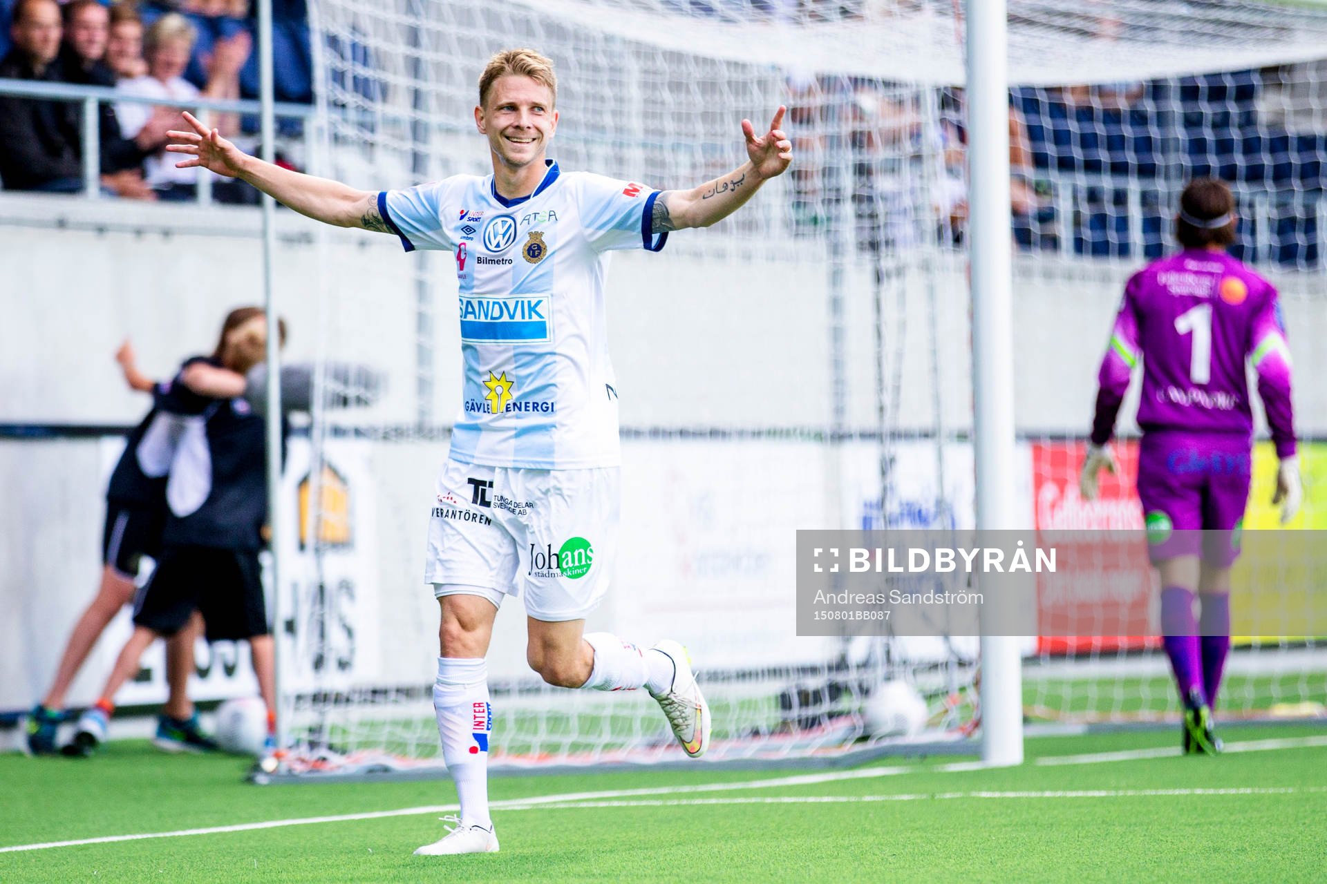 Gefles Johan Bertilsson jublar efter 1-0 under fotbollsmatchen i Allsvenskan mellan Gefle och Falkenberg den 1 Augusti 2015 i Gävle. 