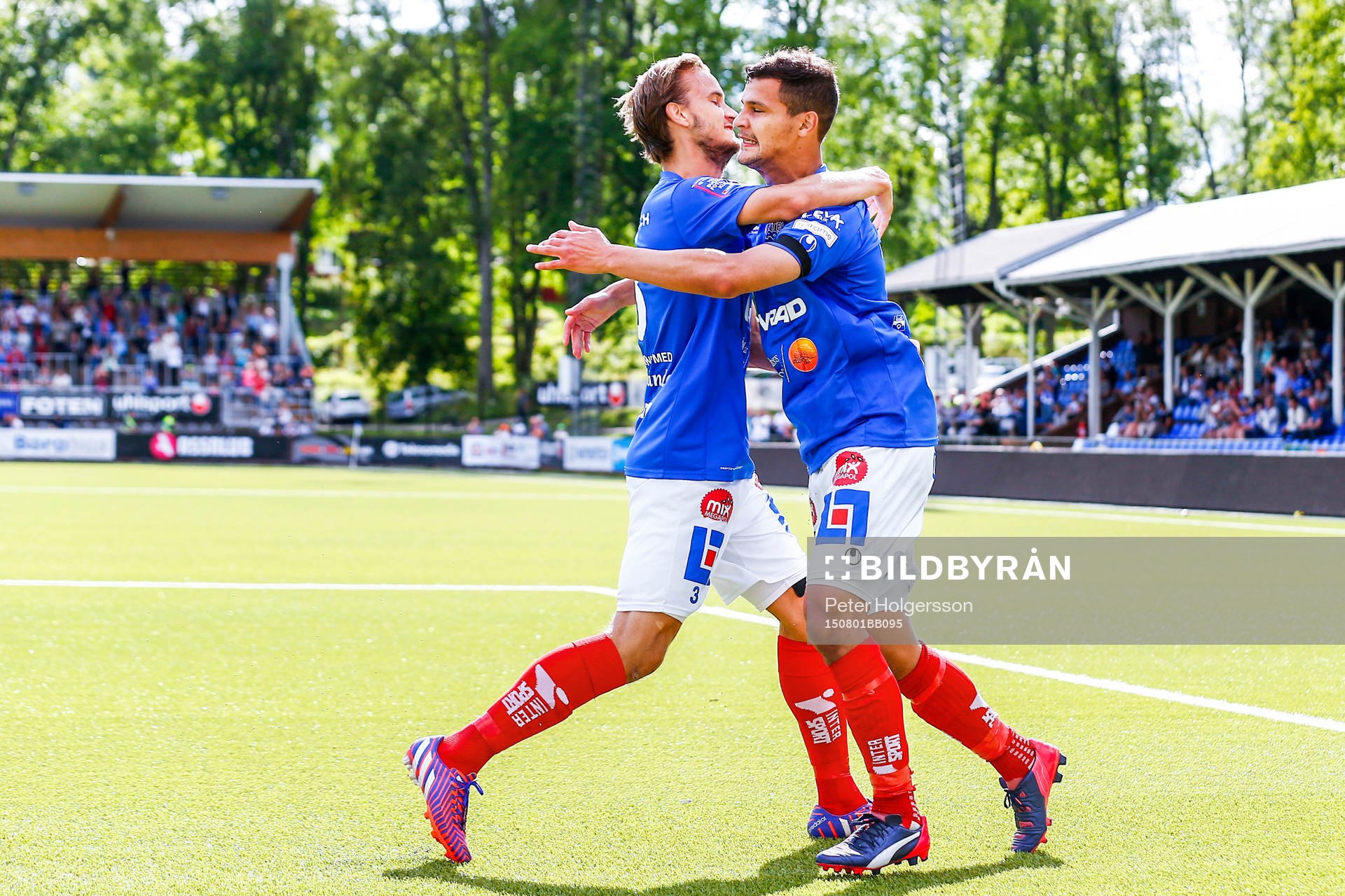 tvidabergs Månz Karlsson och Mauricio Albornoz firar